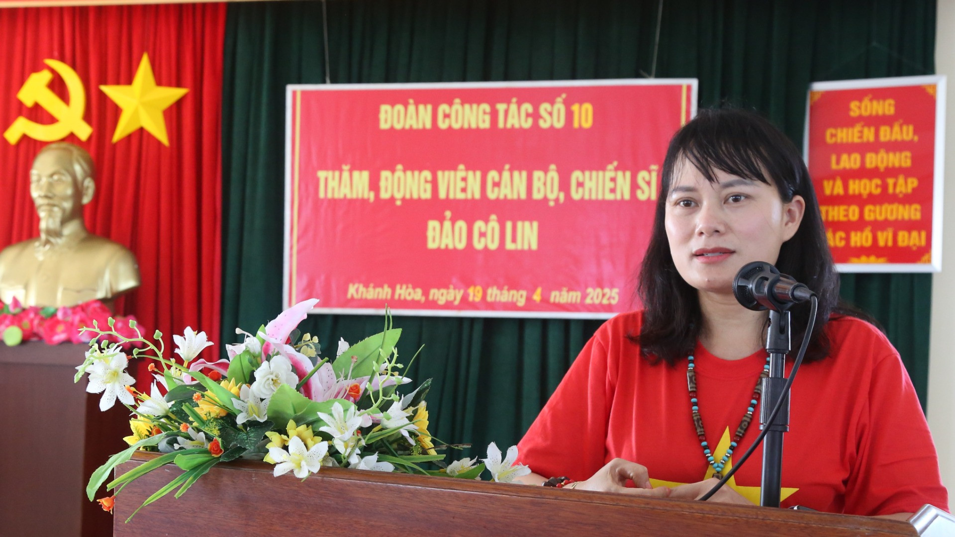 Phó Tổng Giám đốc Agribank Phùng Thị Bình phát biểu trong chuyến thăm cán bộ, chiến sĩ tại đảo Cô Lin. Phó Tổng Giám đốc Agribank Phùng Thị Bình phát biểu trong chuyến thăm cán bộ, chiến sĩ tại đảo Cô Lin.