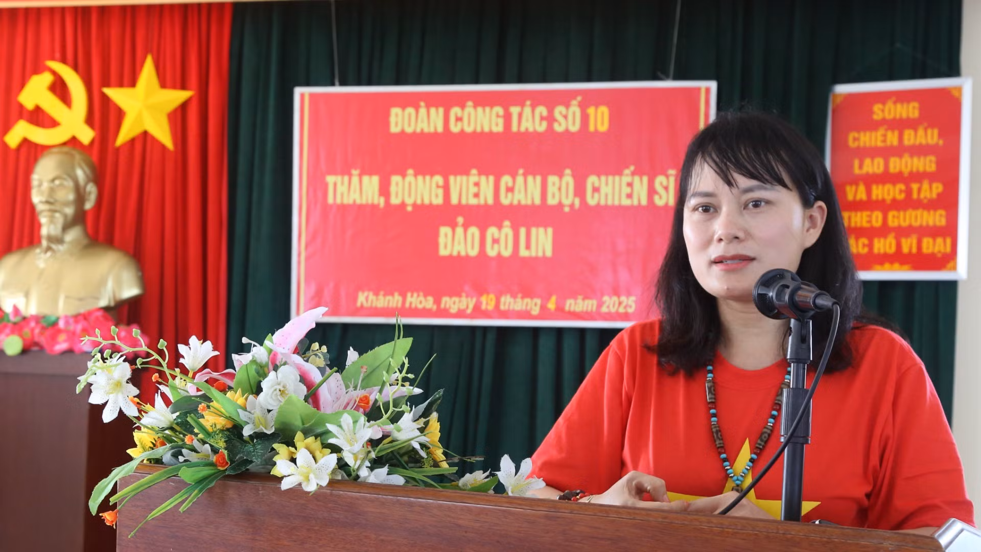 Phó Tổng Giám đốc Agribank Phùng Thị Bình phát biểu trong chuyến thăm cán bộ, chiến sĩ tại đảo Cô Lin.