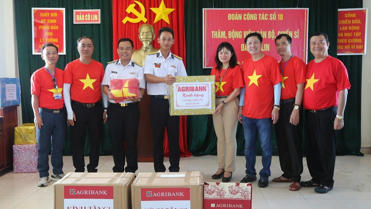 Phó Tổng Giám đốc Agribank Phùng Thị Bình - đại diện đoàn công tác Agribank trao tặng quà cho các chiến sĩ trên đảo Cô Lin. Phó Tổng Giám đốc Agribank Phùng Thị Bình - đại diện đoàn công tác Agribank trao tặng quà cho các chiến sĩ trên đảo Cô Lin.