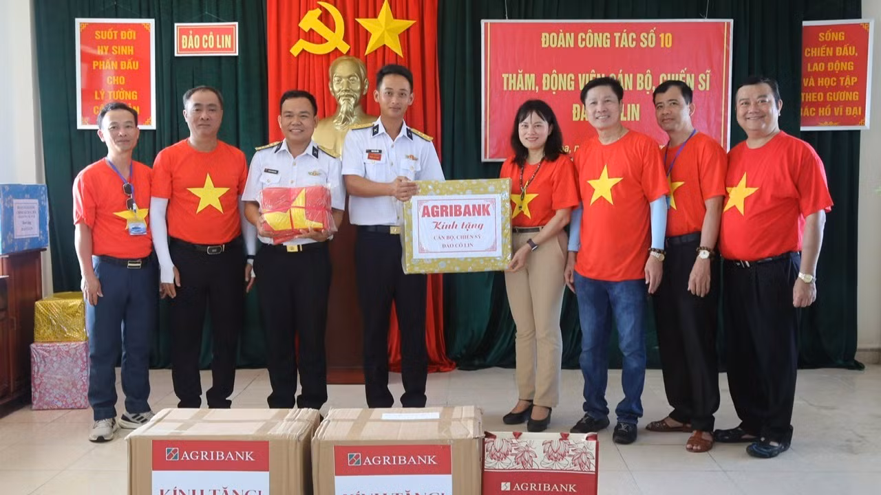 Phó Tổng Giám đốc Agribank Phùng Thị Bình - đại diện đoàn công tác Agribank trao tặng quà cho các chiến sĩ trên đảo Cô Lin.