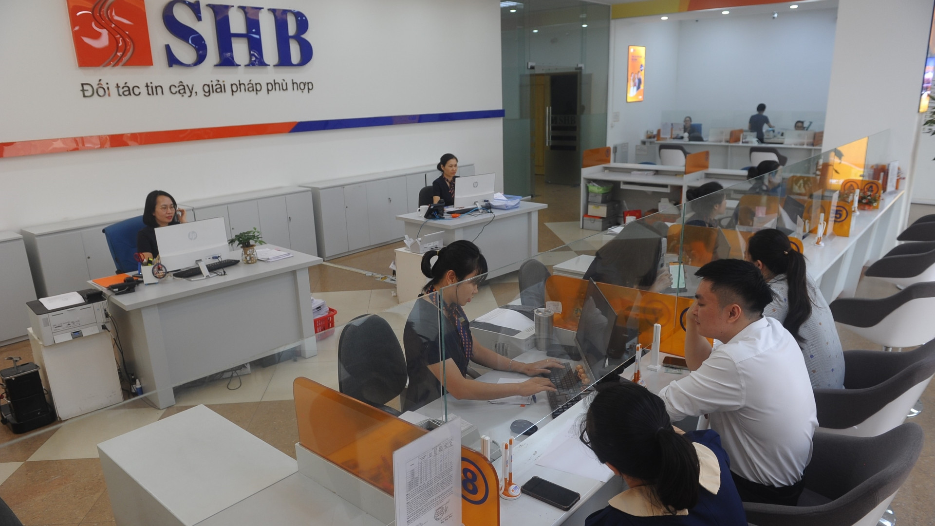 Giao dịch khách hàng tại SHB chi nhánh Lào Cai.