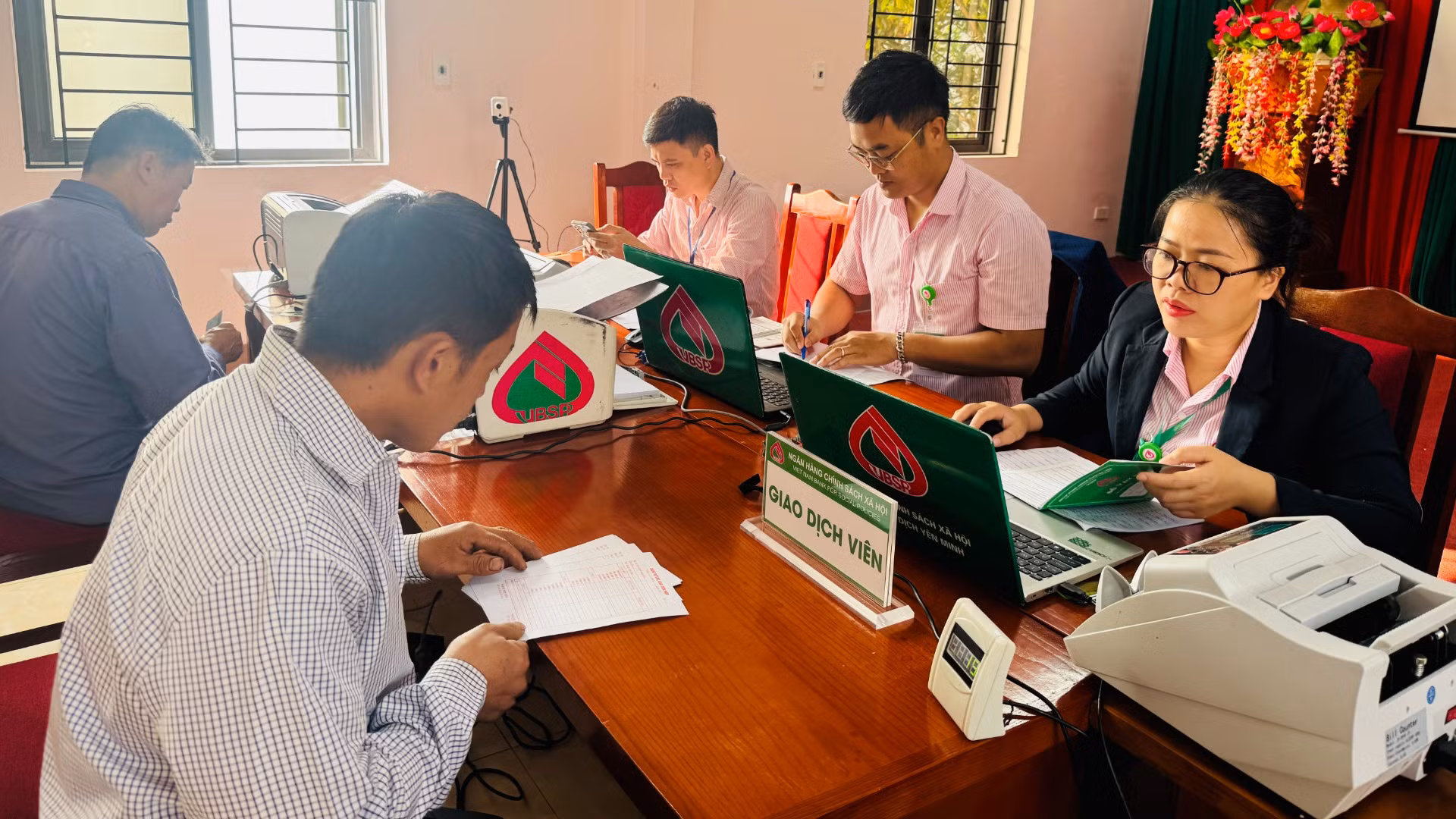 Bà con xã Ngam La tìm hiểu về các chương trình vay vốn tín dụng chính sách được niêm yết công khai tại Điểm giao dịch xã.