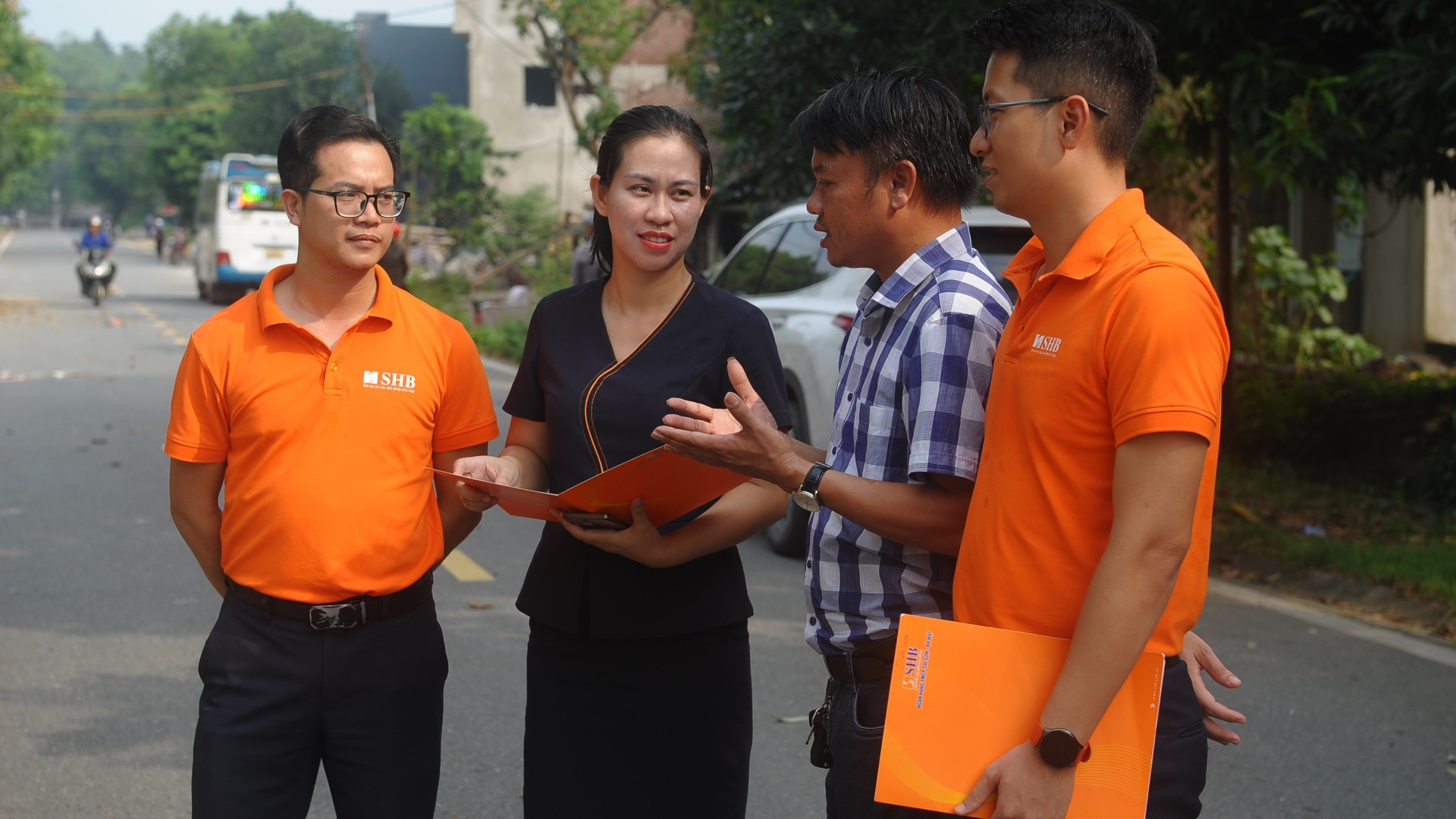 Ngay sau khi biết tin Công ty Văn Tịnh bị thiệt hại, các chuyên viên của Ngân hàng SHB đã kịp thời có mặt để động viên, chia sẻ, và có những chính sách ưu đãi hỗ trợ doanh nghiệp.