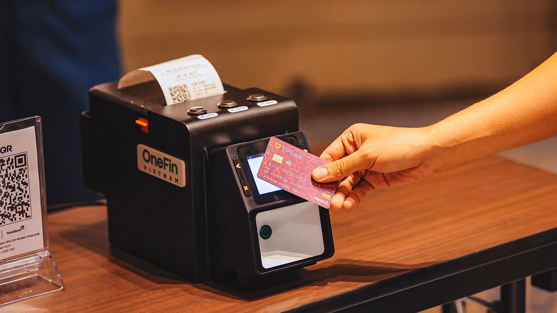 Thanh toán dịch vụ bằng thẻ ngân hàng.