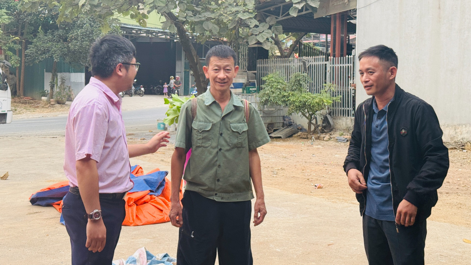 Đại diện cán bộ tín dụng Ngân hàng Chính sách xã hội và Hội Cựu chiến binh trò chuyện với anh Vừ Dũng Páo (đứng giữa) về tình hình sử dụng vốn của các tổ viên.