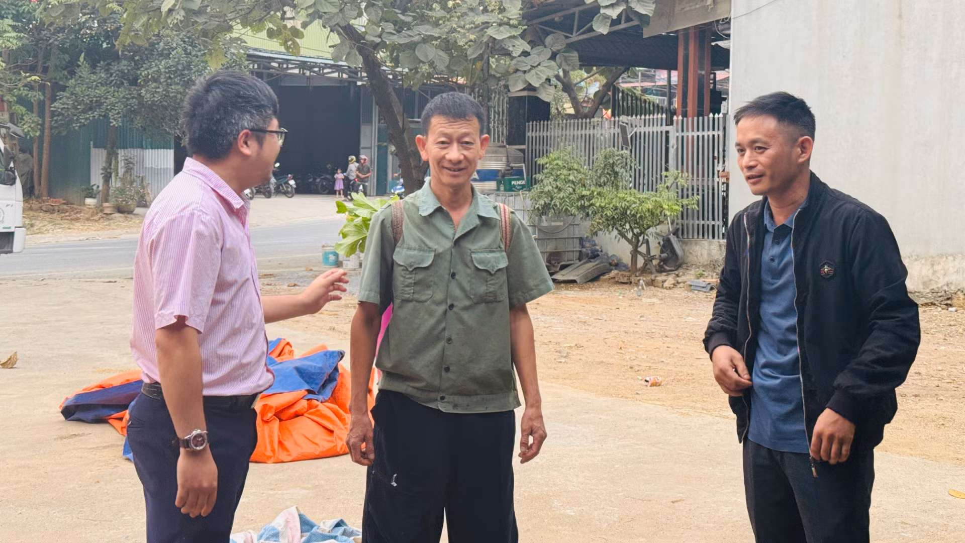 Đại diện cán bộ tín dụng Ngân hàng Chính sách xã hội và Hội Cựu chiến binh trò chuyện với anh Vừ Dũng Páo (đứng giữa) về tình hình sử dụng vốn của các tổ viên.