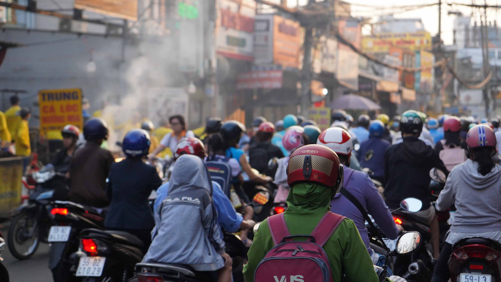 Khoảng 7 giờ 30 phút, lượng người đổ về "đường cá lóc nướng" càng nhiều khiến giao thông khu vực ùn tắc, người dân di chuyển chậm qua khu vực này vì nhiều người dừng xe dưới lòng đường mua cá.