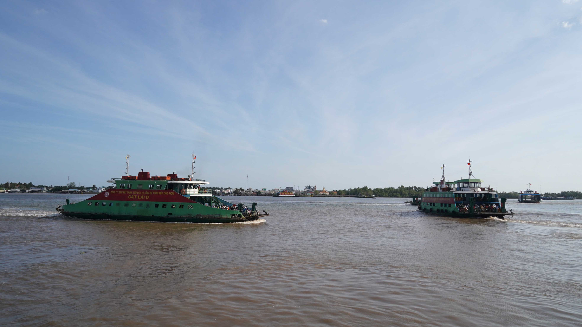 Các chuyến phà liên tục ra vào bến và phối hợp đón trả khách nhịp nhàng. Giao thông hai đầu bến được bảo đảm trật tự, an toàn.