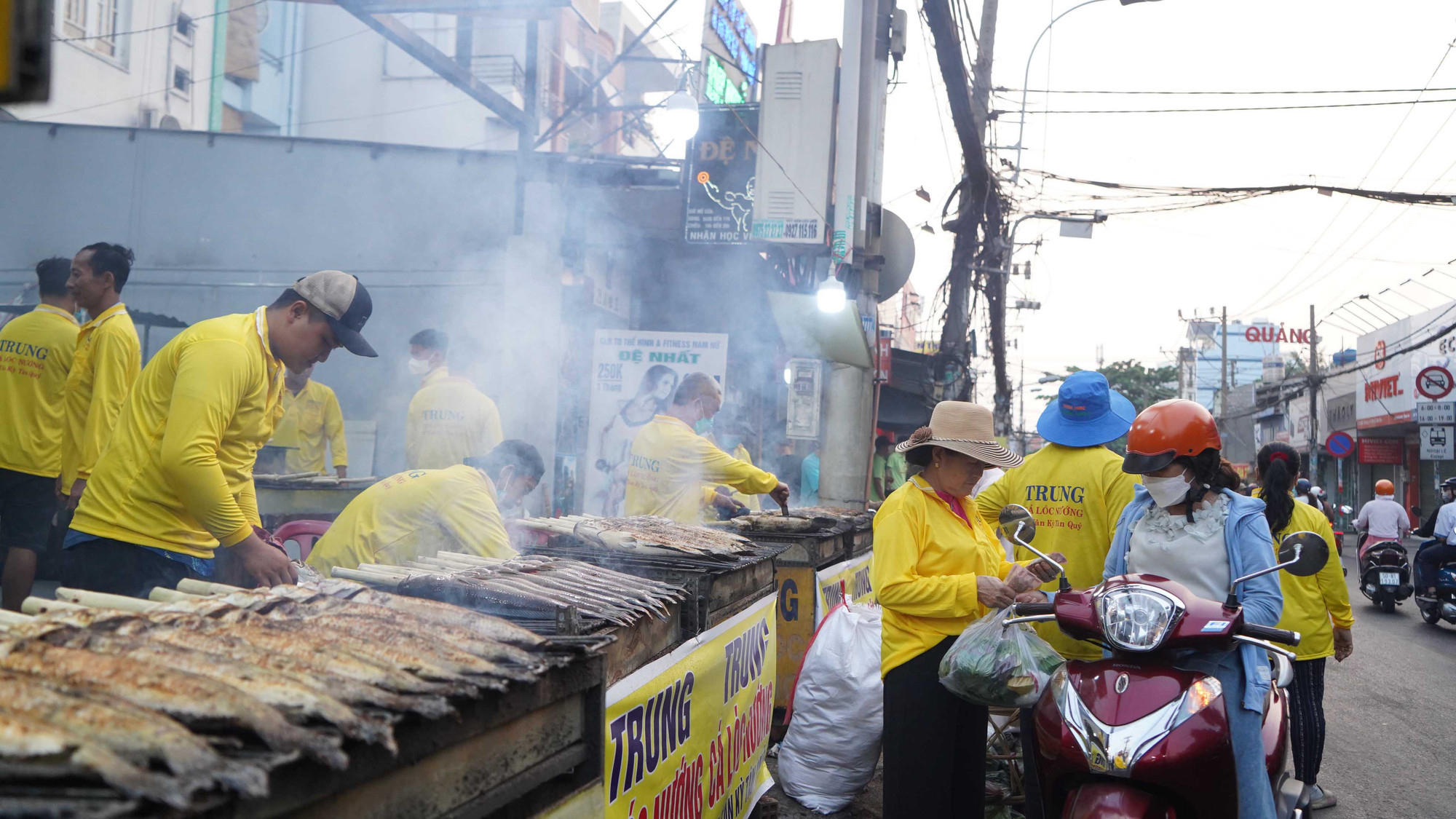 Khói nghi ngút cả khu phố trong sáng Ngày vía Thần Tài.