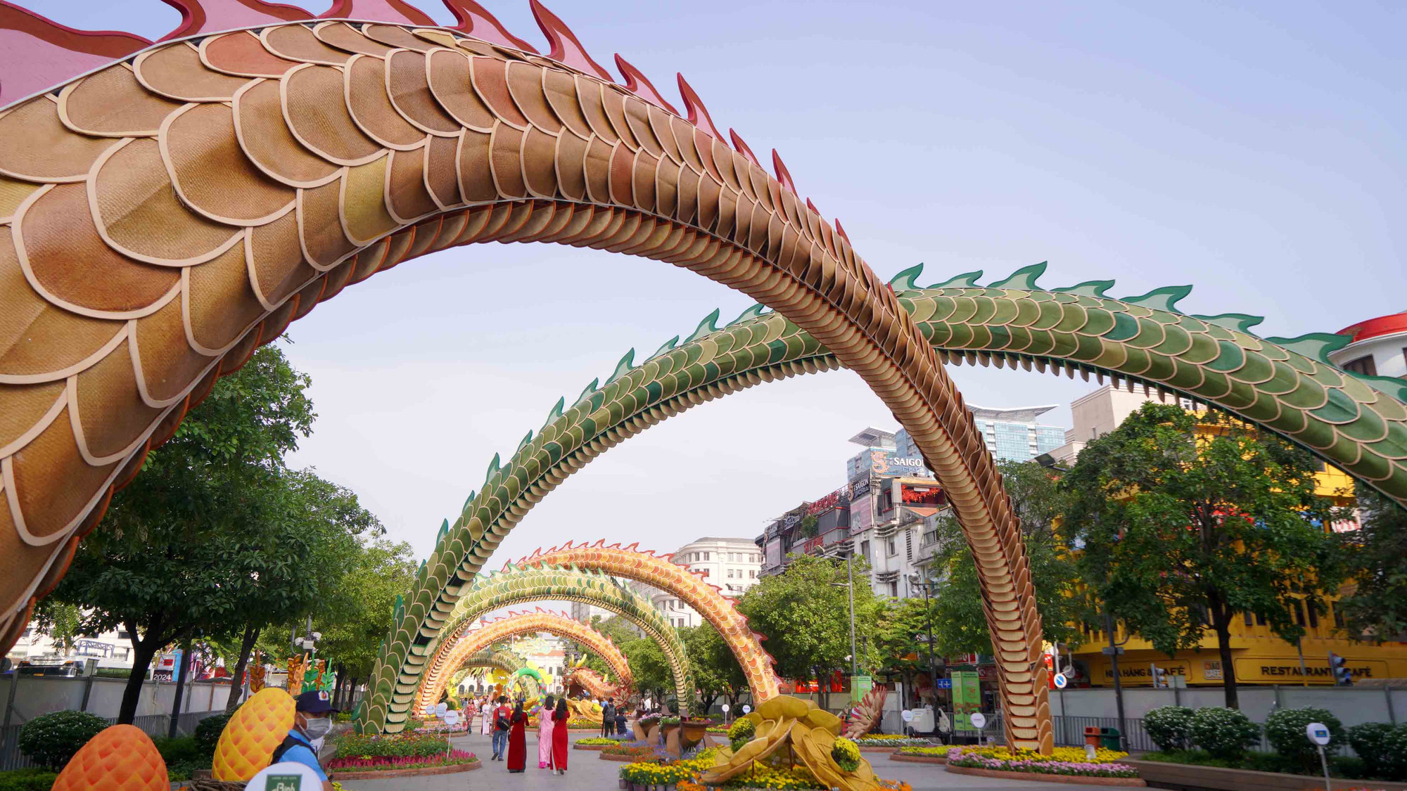 Đường hoa Nguyễn Huệ được thiết kế dài 600m, trong đó nổi bật nhất là cặp linh vật rồng khổng lồ với tên gọi "Lưỡng Long triều liên" đã hoàn thiện 100%, với chiều dài 100m. Đây là linh vật phá kỷ lục tại đường hoa Nguyễn Huệ với kích thước dài nhất từ trước đến nay.