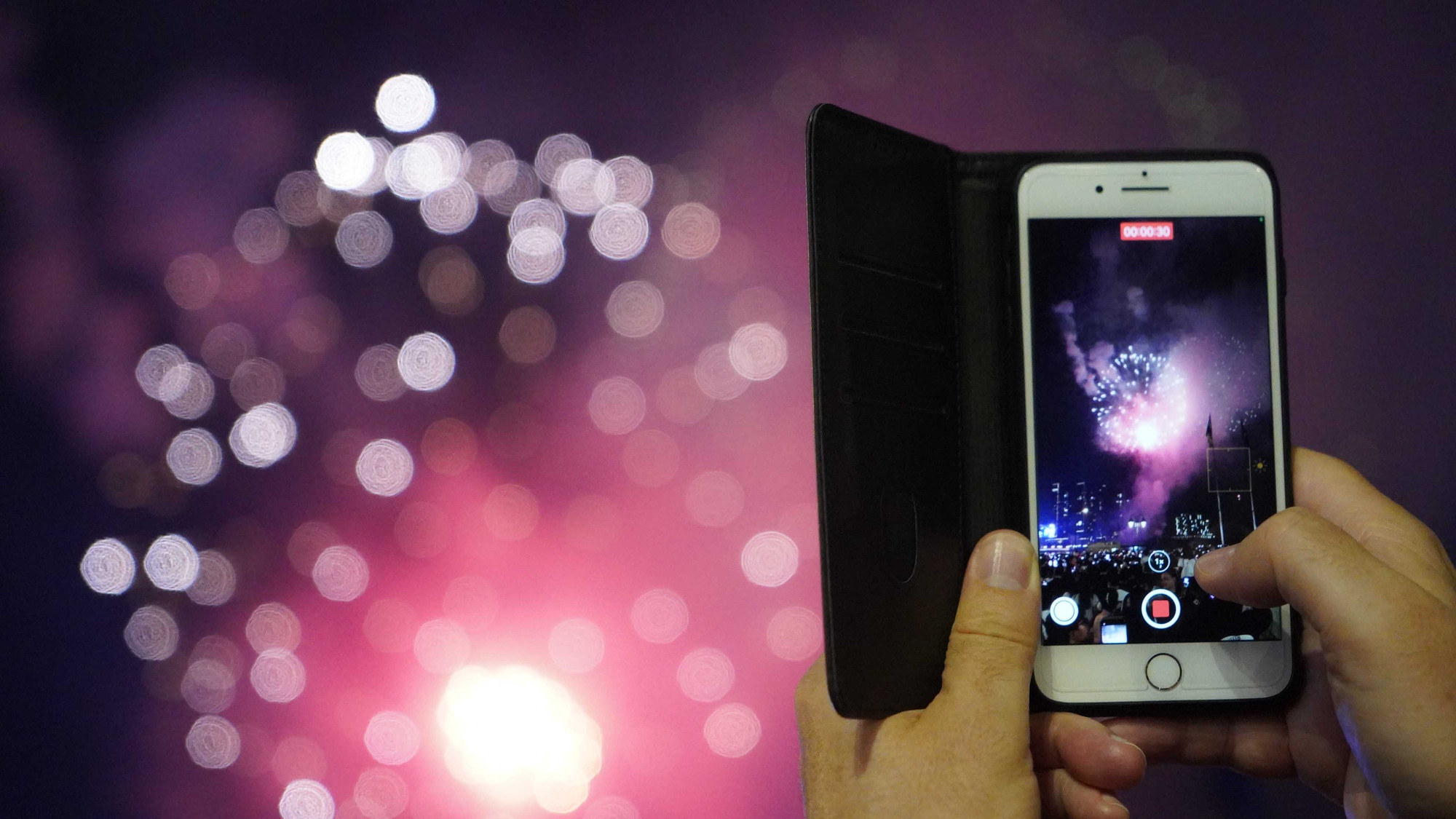 Đúng 0 giờ, Thành phố Hồ Chí Minh chào đón năm mới 2024 bằng màn bắn pháo hoa rực rỡ, thu hút hàng nghìn người dân chiêm ngưỡng đón chào một năm mới.