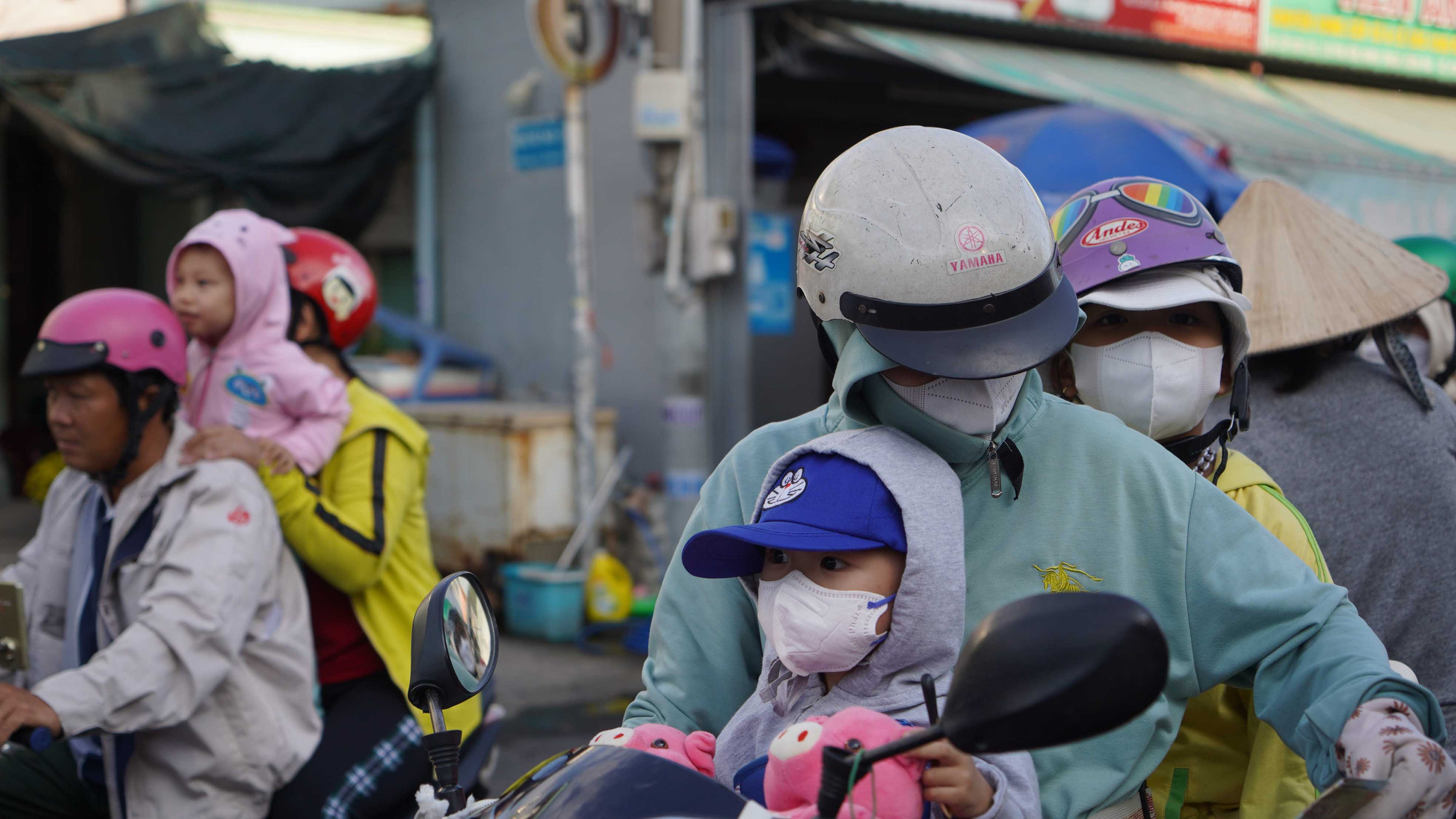 Thời tiết tương đối thuận lợi cho việc vận chuyển khách qua sông trong kỳ nghỉ Tết.