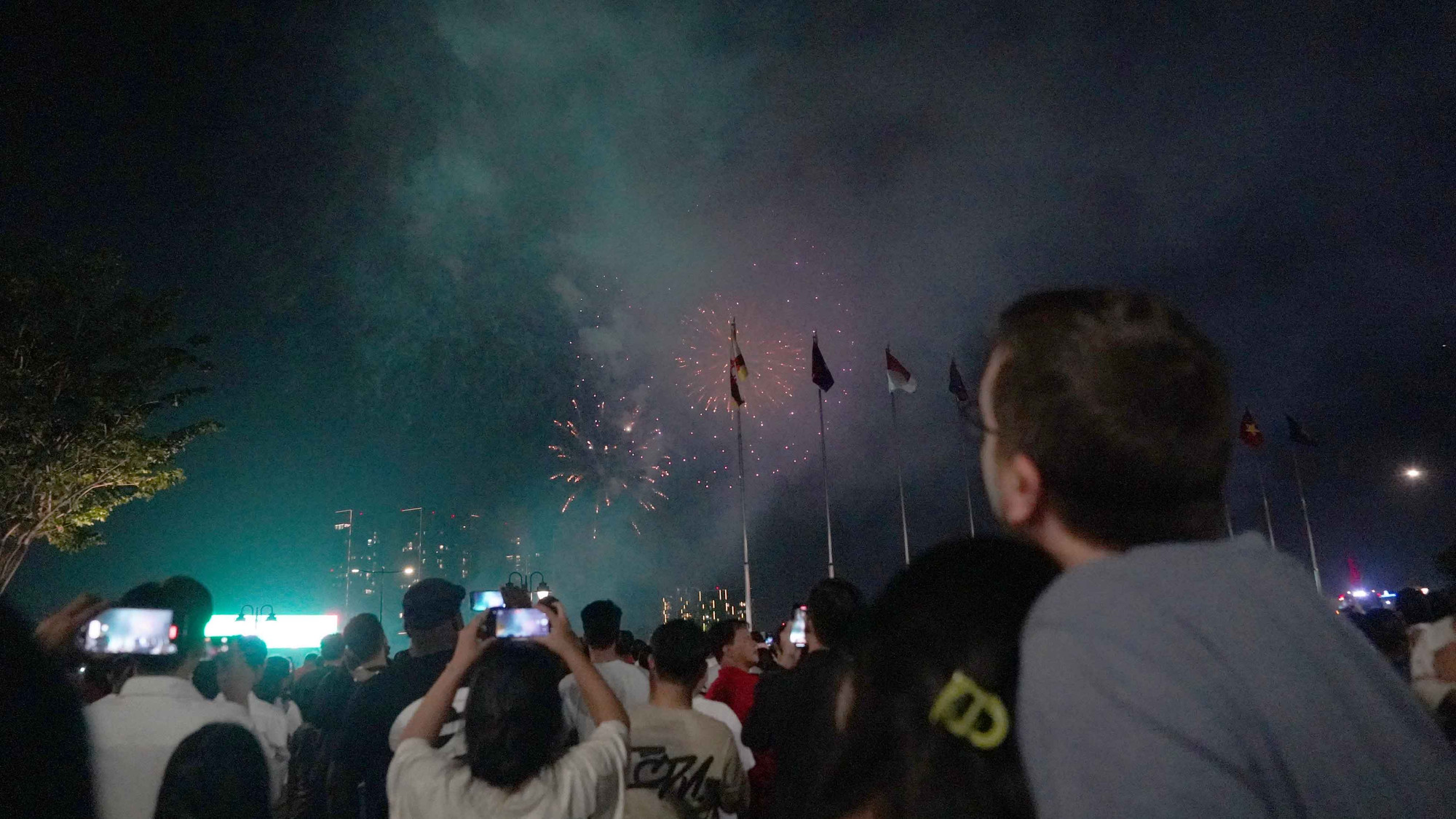 Nhiều du khách nước ngoài cũng có mặt tại bến Bạch Đằng (quận 1, Thành phố Hồ Chí Minh) để xem pháo hoa