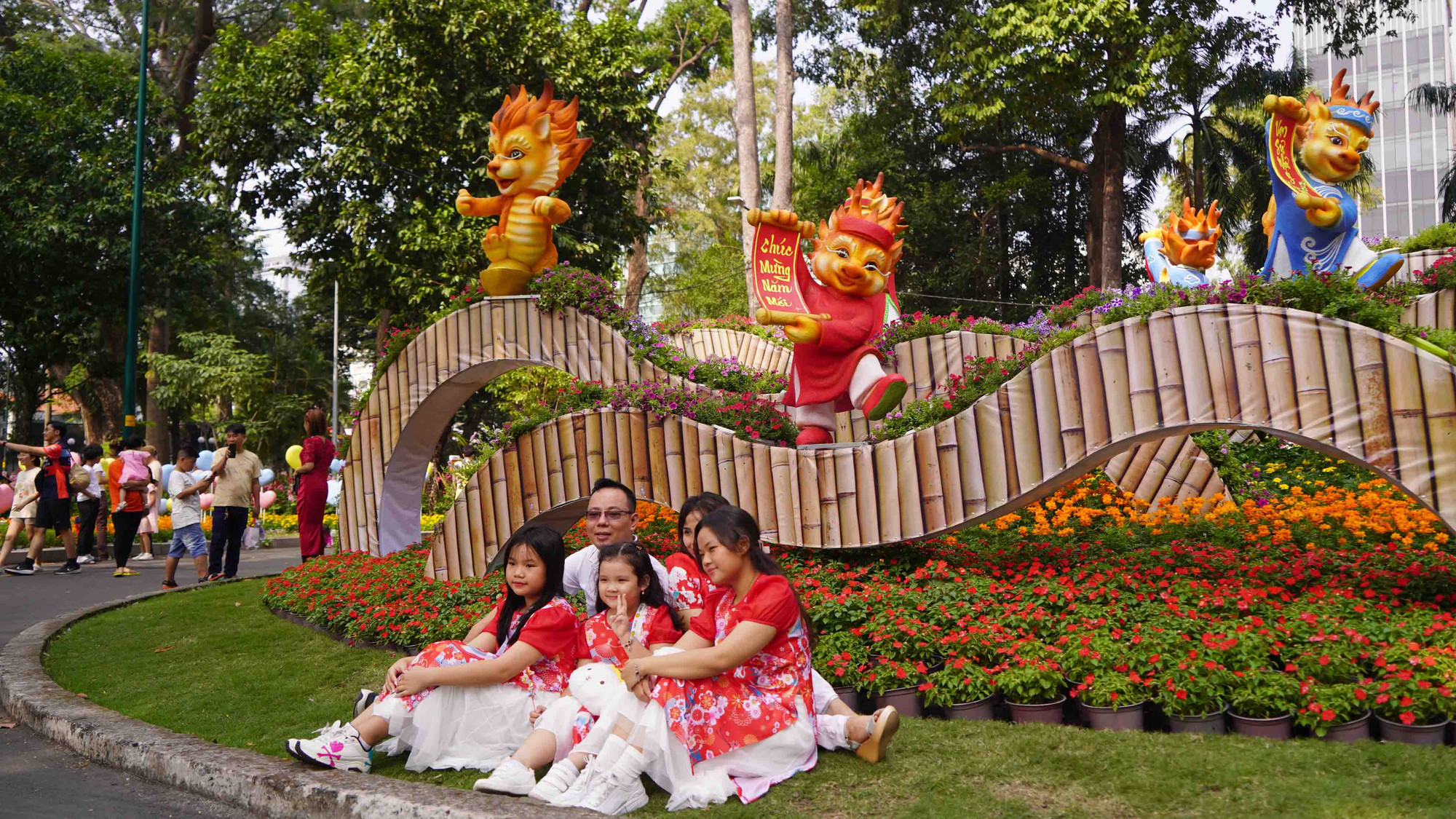 Bên trong Hội hoa xuân bày trí nhiều tiểu cảnh bắt mắt như những chú rồng ngộ nghĩnh viên kẹo hình trái tim, các loại hoa xuân…