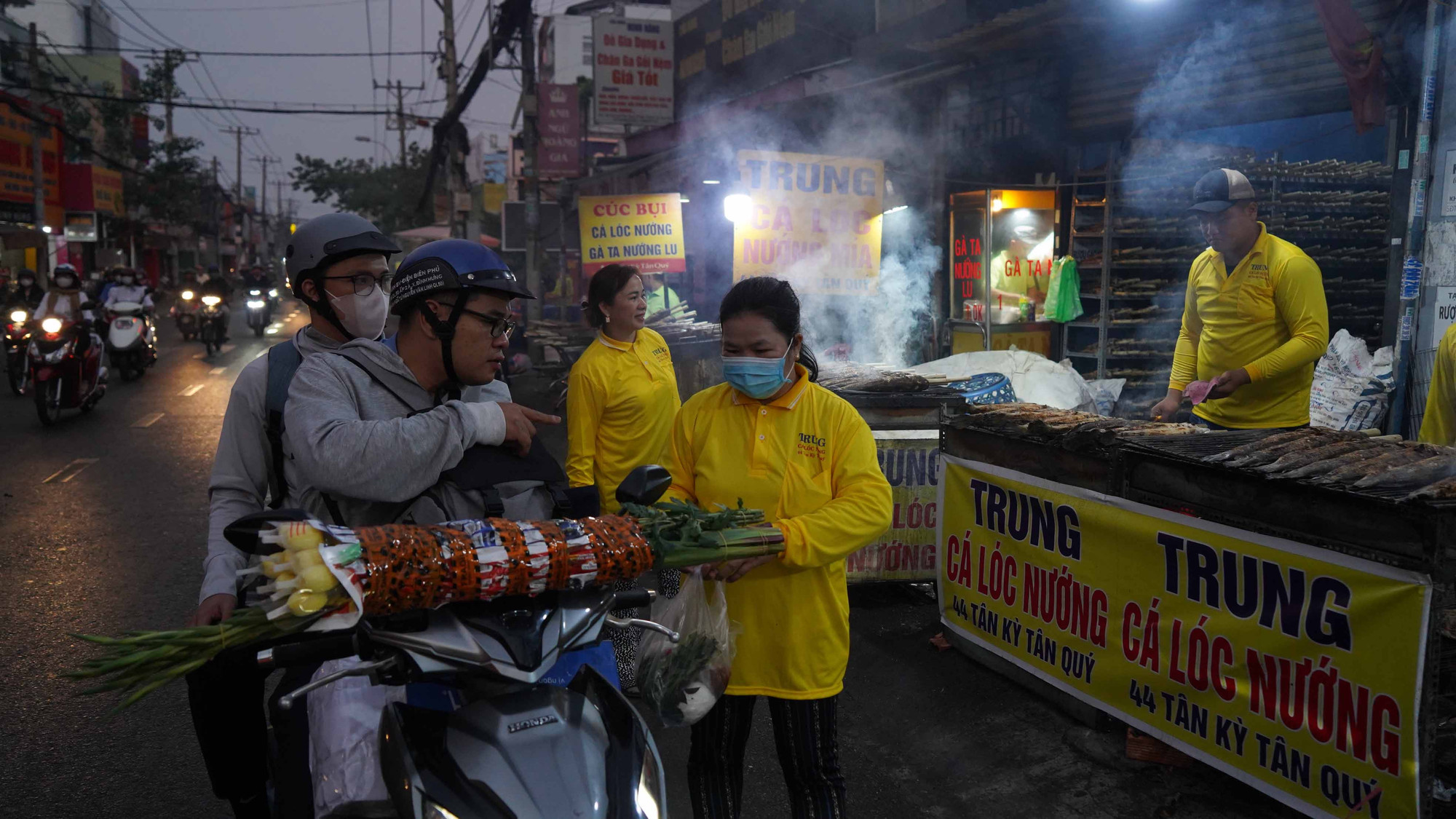 Nhiều người tranh thủ đi mua sớm để tránh kẹt đường.