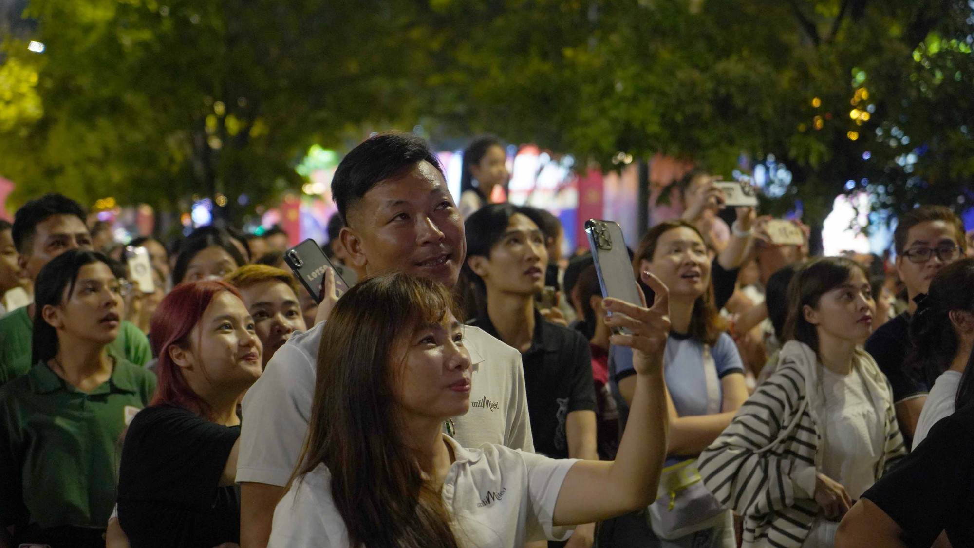 Một cặp đôi đăng lưu giữ khoảnh khắc đón giao thừa cùng nhau