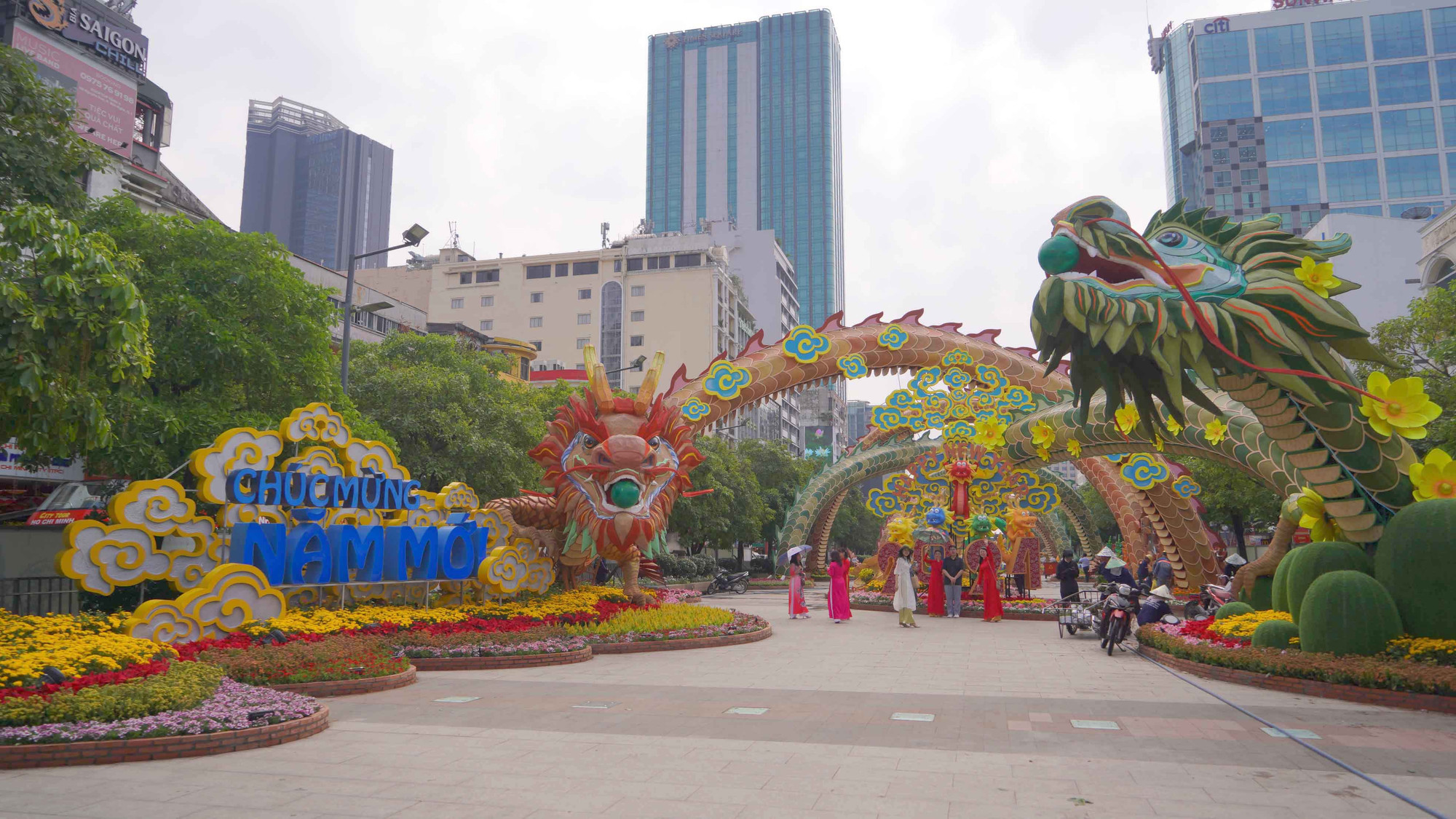 Ngay cổng vào của đường hoa là vị trí của hai con rồng lớn với tên gọi "Lưỡng Long triều liên" (đôi rồng chầu sen). Miệng rồng ngậm ngọc đường kính 50cm được mô phỏng bằng nhựa mica đục, bên trong chứa đèn thắp sáng. Thân Lưỡng Long đan chéo vào nhau tạo mái trần trang trí đẹp mắt và thông thoáng.