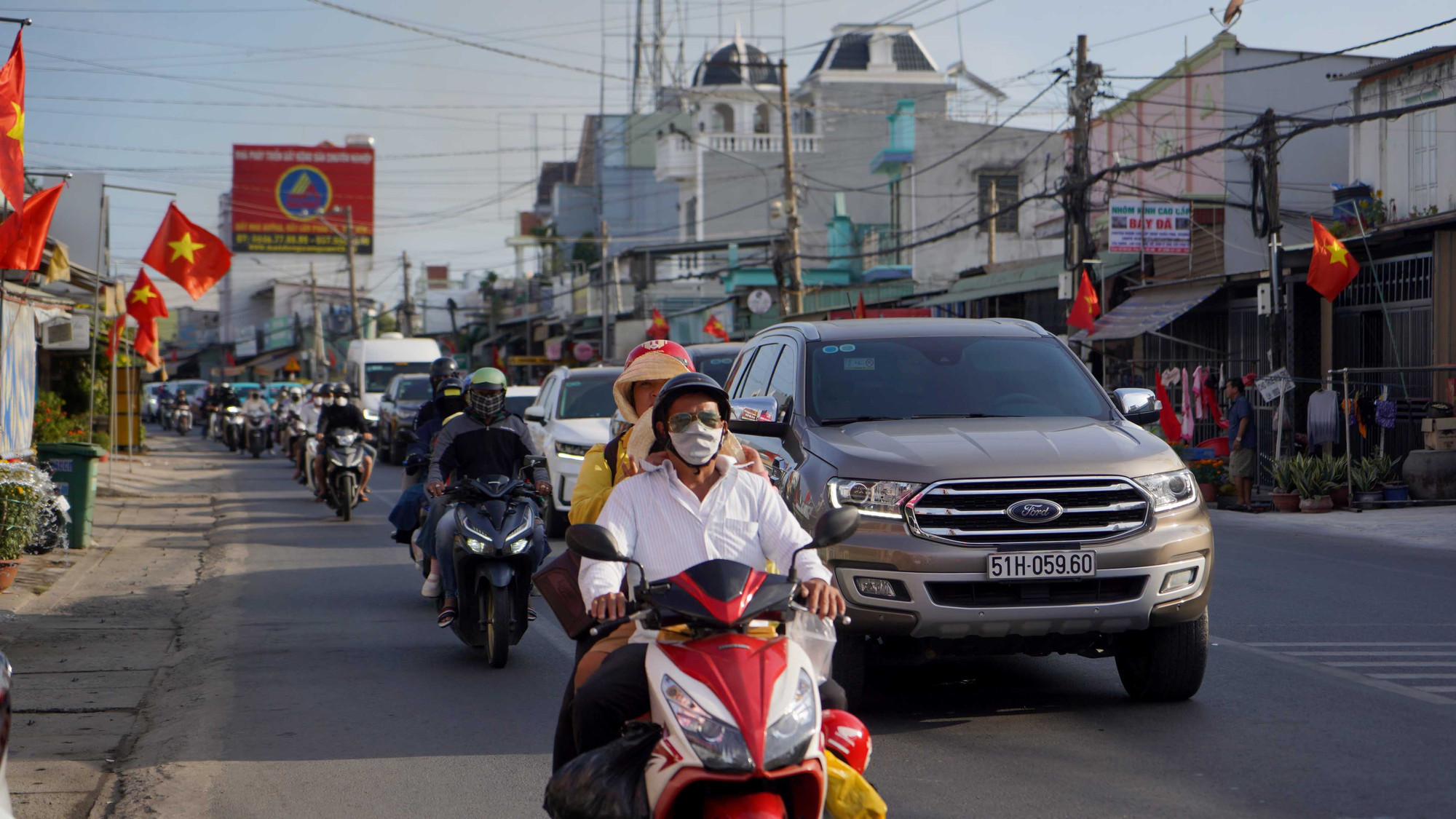 So với mọi năm, năm nay lượng khách lưu thông qua bến phà tương đương nhưng chưa xảy ra quá tải hay ùn tắc.