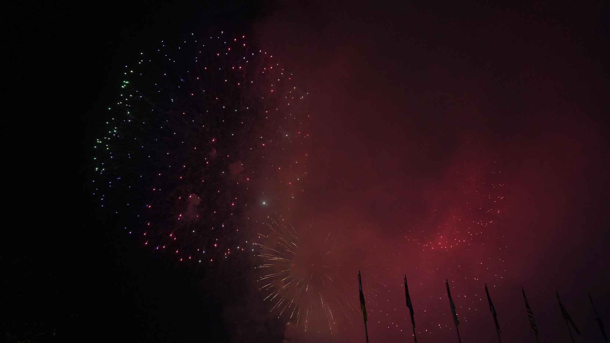 Màn bắn pháo hoa ở Thành phố Hồ Chí Minh kéo dài 15 phút trong niềm hân hoan, phấn khởi của người dân, nhiều người hi vọng có một năm mới an khang thịnh vượng