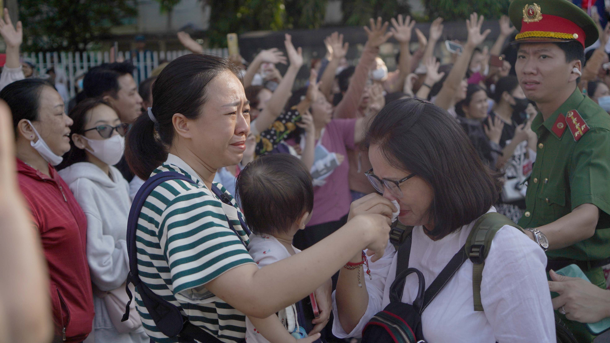 Những nụ cười và cả những giọt nước mắt không của riêng ai trong thời khắc giao, nhận quân năm 2024.