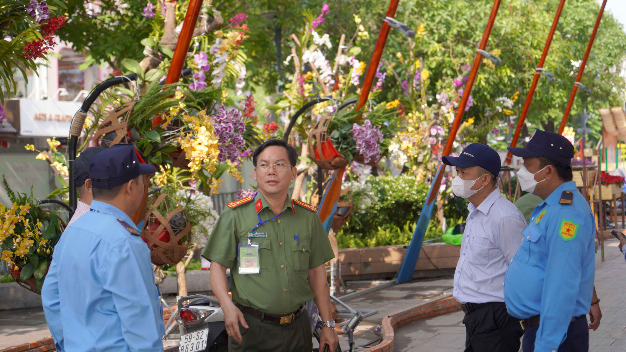 Trước giờ khai mạc đã có rất nhiều đoàn công tác của Thành phố đã đến khảo sát đường hoa, kiểm tra tiến độ thi công trước ngày khai mạc.