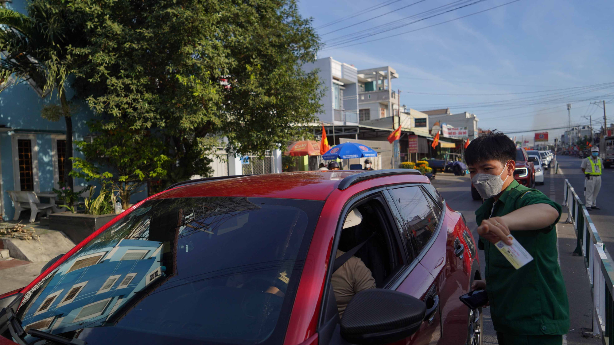 Nhân viên bến phà đến tận từng phương tiện bán vé trước để khi qua phà không phải xếp hàng mua vé.