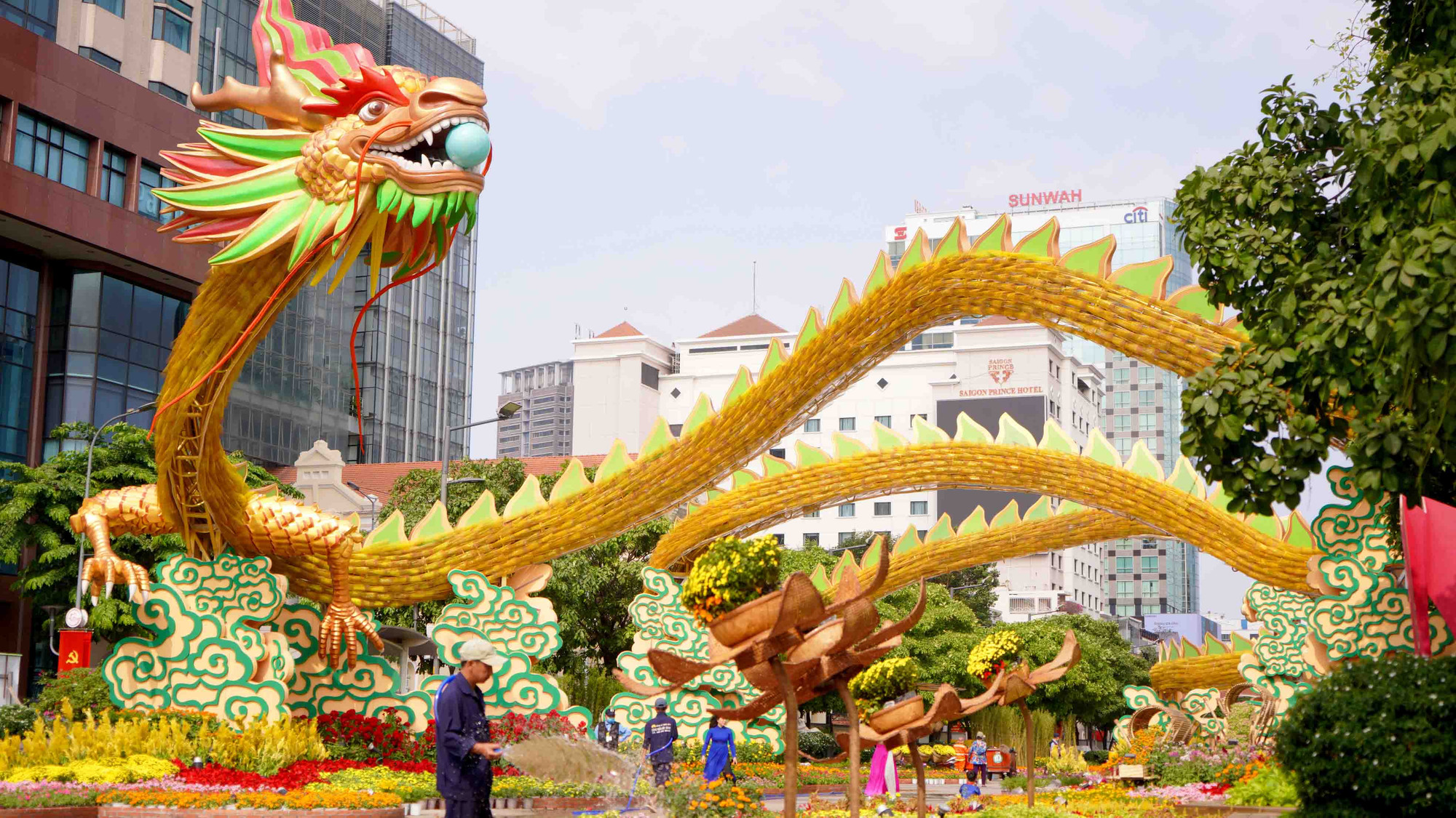 Sau hơn 3 tuần thi công, đường hoa Nguyễn Huệ đã lộ diện, có quy mô lớn và công phu với nhiều đại cảnh đầy sắc xuân.