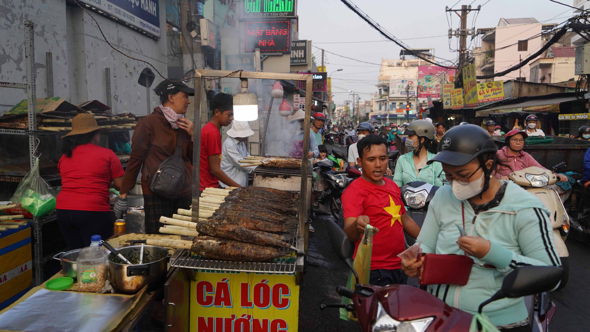 [Ảnh] Người dân “chen chân” mua cá lóc nướng trong Ngày vía Thần Tài ở TP Hồ Chí Minh ảnh 2