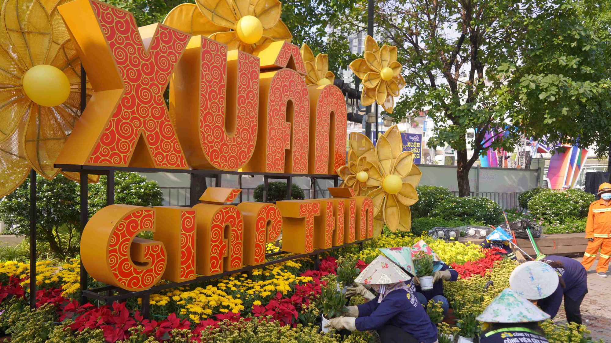 Hàng chục công nhân đang gấp rút hoàn thiện những công đoạn cuối cùng như trồng hoa, trang trí các trung cảnh, tiểu cảnh, dọn dẹp các khu vực đã hoàn thiện để chờ đến giờ mở cửa đón du khách.