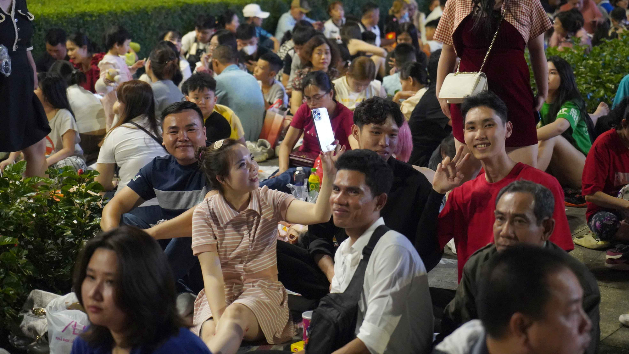 Vào 0 giờ ngày 10/2/2024, pháo hoa rực sáng trên bầu trời Thành Phố Hồ Chí Minh trước sự reo hò của người dân, nhất là các bạn trẻ.