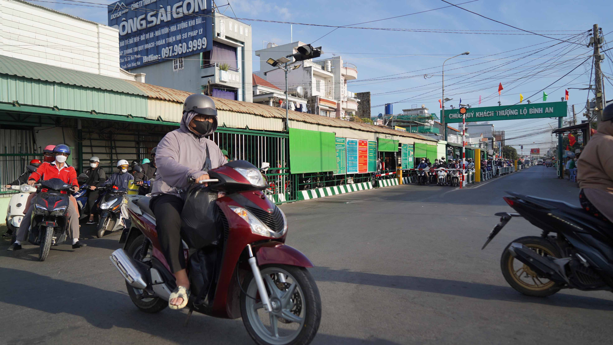 Người dân di chuyển qua phà dễ dàng.