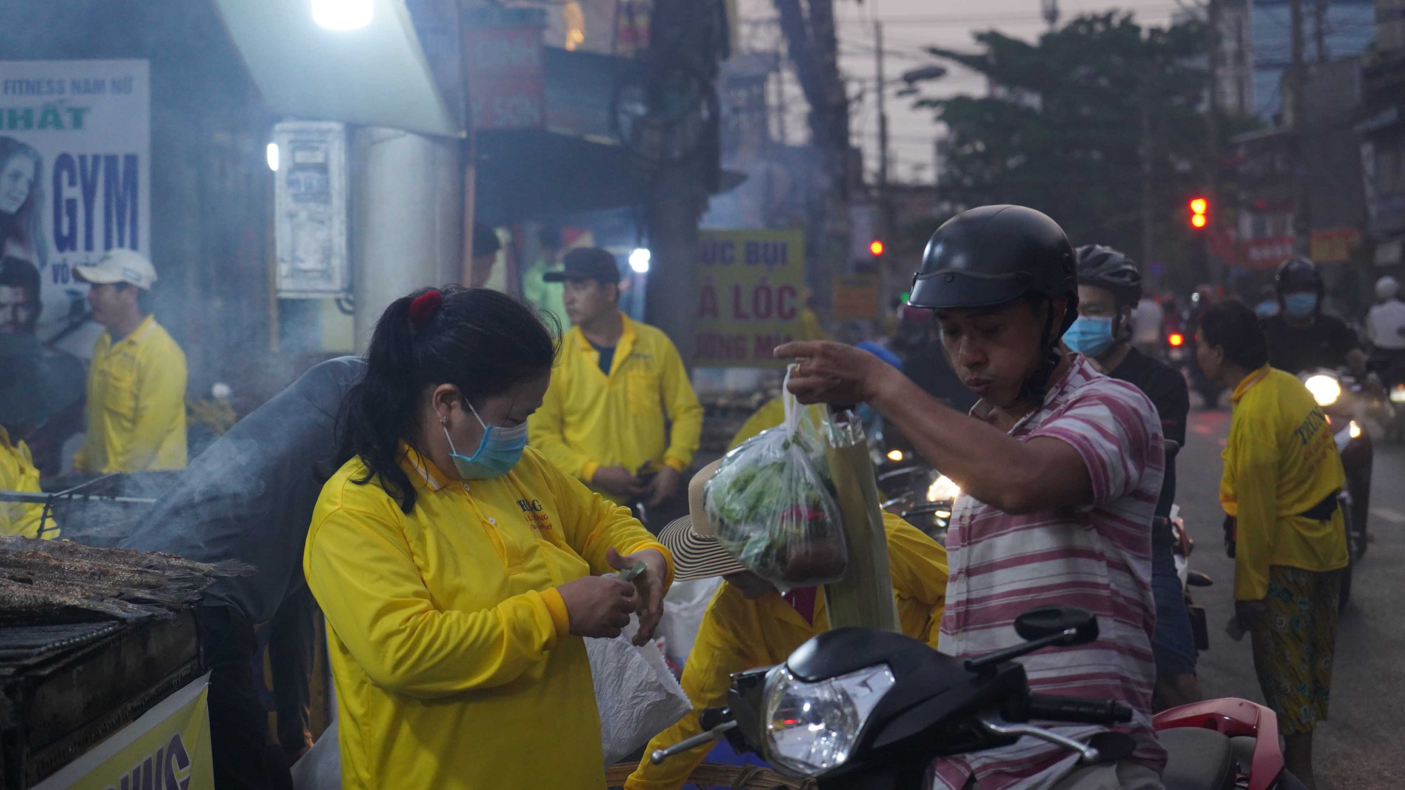 Ghi nhận tại tiệm cá lóc nướng của ông Nguyễn Trung đầu đường Tân Kỳ Tân Quý, hơn 30 người trong gia đình ông Trung đã thức xuyên đêm từ hôm trước để nướng hết 5 tấn cá (khoảng 3.000 con cá lóc) nhằm phục vụ cho người dân mua về cúng Ngày vía Thần Tài.