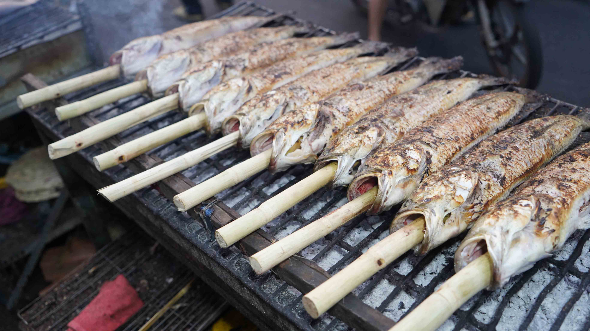 Cá lóc nướng được bán với giá từ 150-250.000 đồng/con, tùy vào kích cỡ.