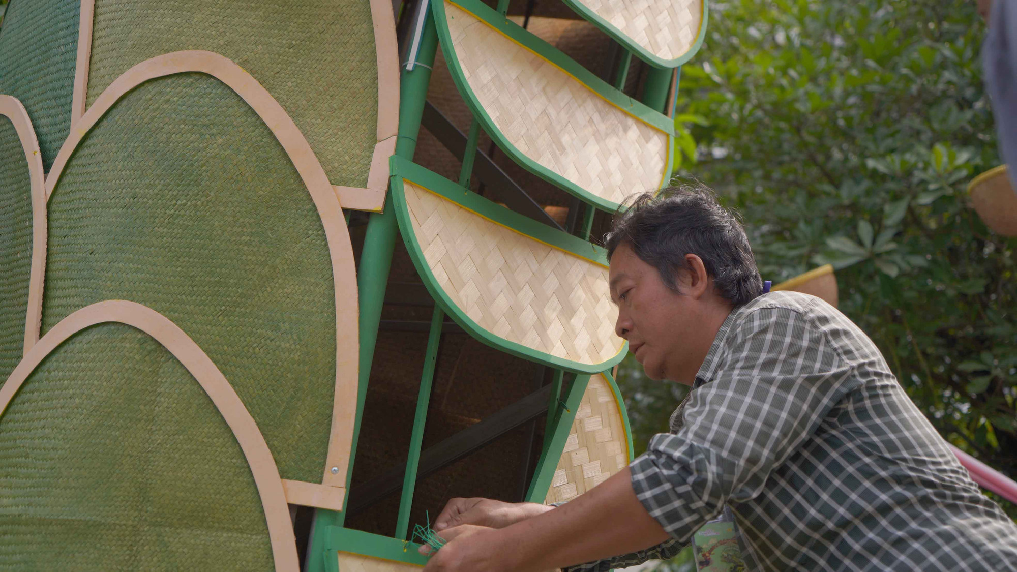 Các công nhân kiểm tra kỹ các phần vảy của thân rồng.