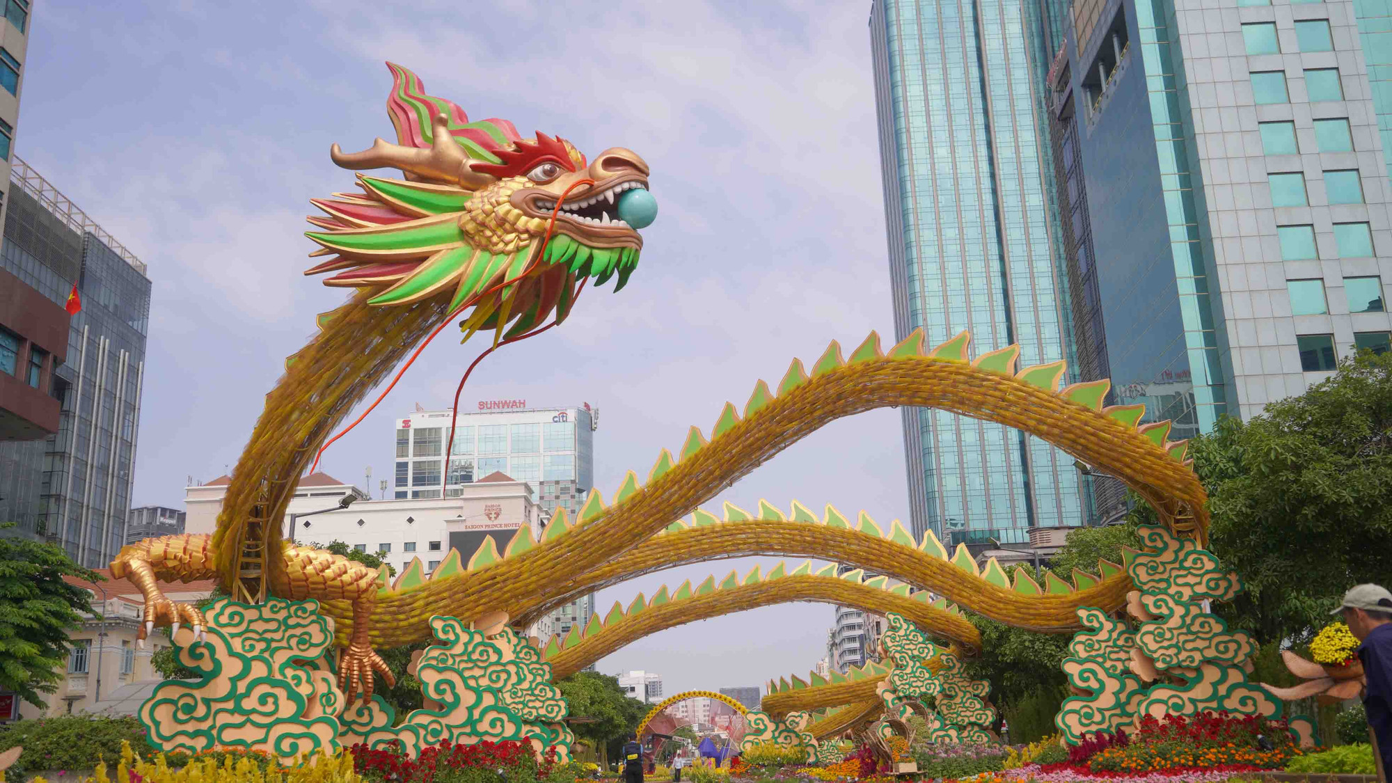 Các đại cảnh như "Thuyền rồng hoa xuân", "Cửa chín rồng", "Lễ hội mùa xuân" và "Mây thủy tinh"... đã lộ rõ hình hài.