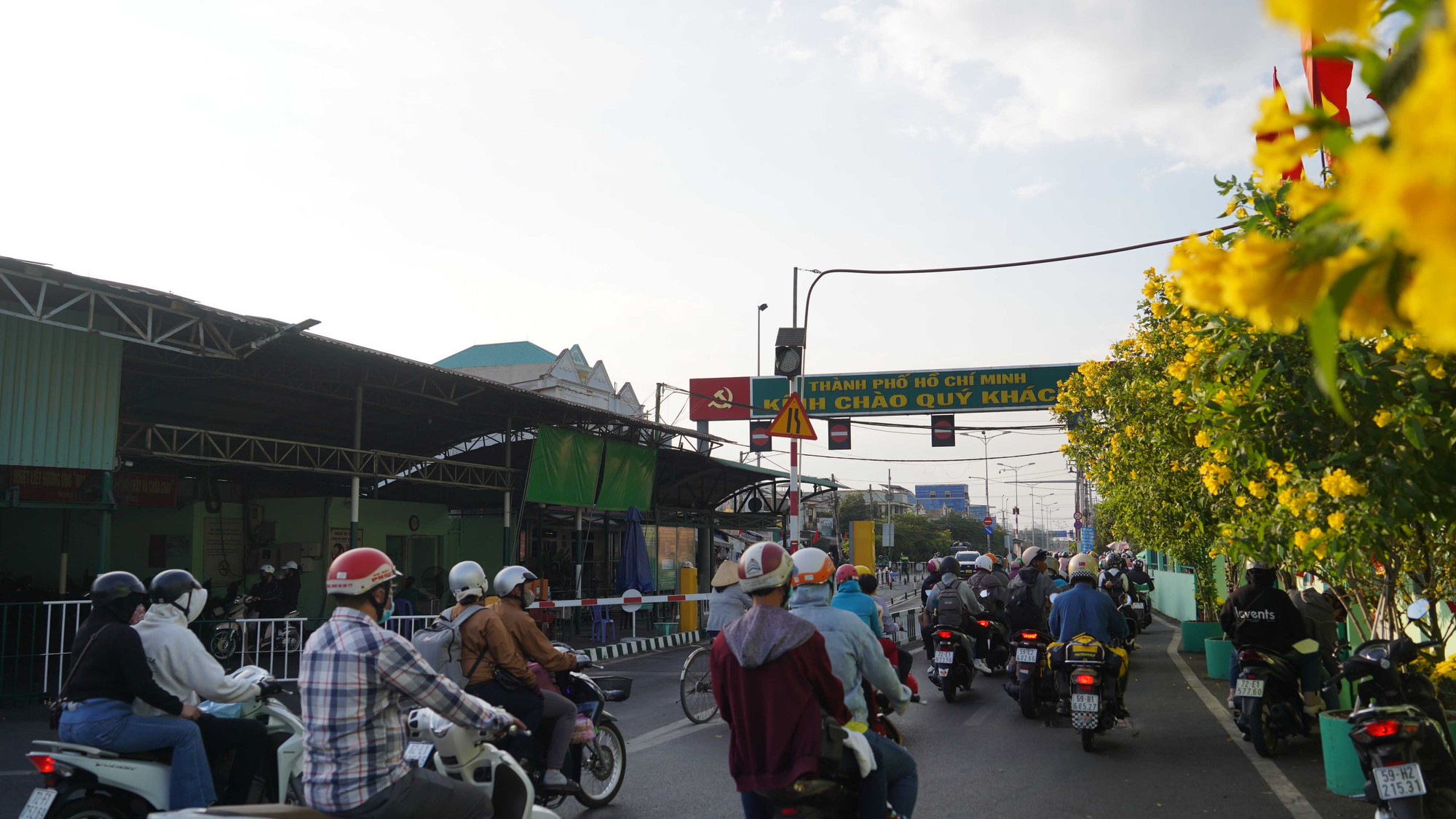 Phà Cát Lái không bị quá tải, ùn tắc trong ngày 14/2 (mùng 5 Tết Giáp Thìn) dù lượng khách qua phà tăng cao.