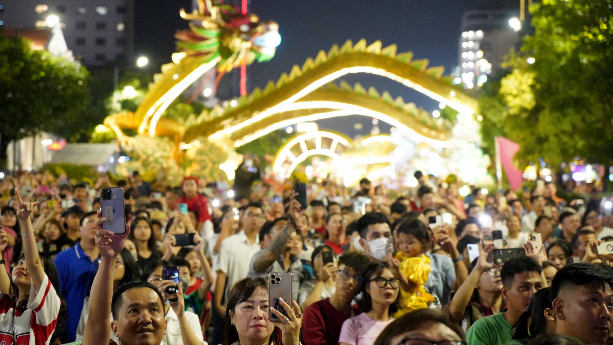Tại Thành phố Hồ Chí Minh, các gia đình, cặp đôi, nhóm bạn trẻ đã có mặt tại khu vực công viên Bạch Đằng đón chờ khoảnh khắc đếm ngược màn bắn pháo hoa bước sang năm mới 2024.