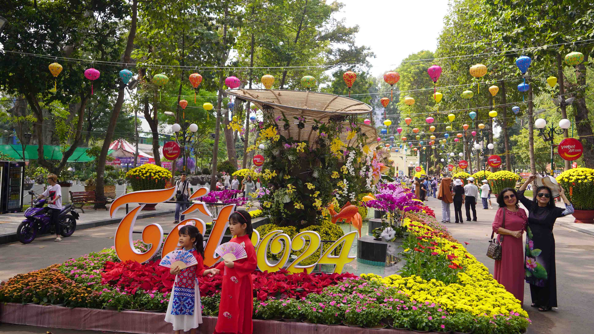 Giá vé vào cổng như mọi năm 30.000 đồng đối với người lớn và miễn phí cho trẻ em dưới 12 tuổi. Nhiều gia đình chụp ảnh lưu giữ những khoảnh khắc ngày xuân.