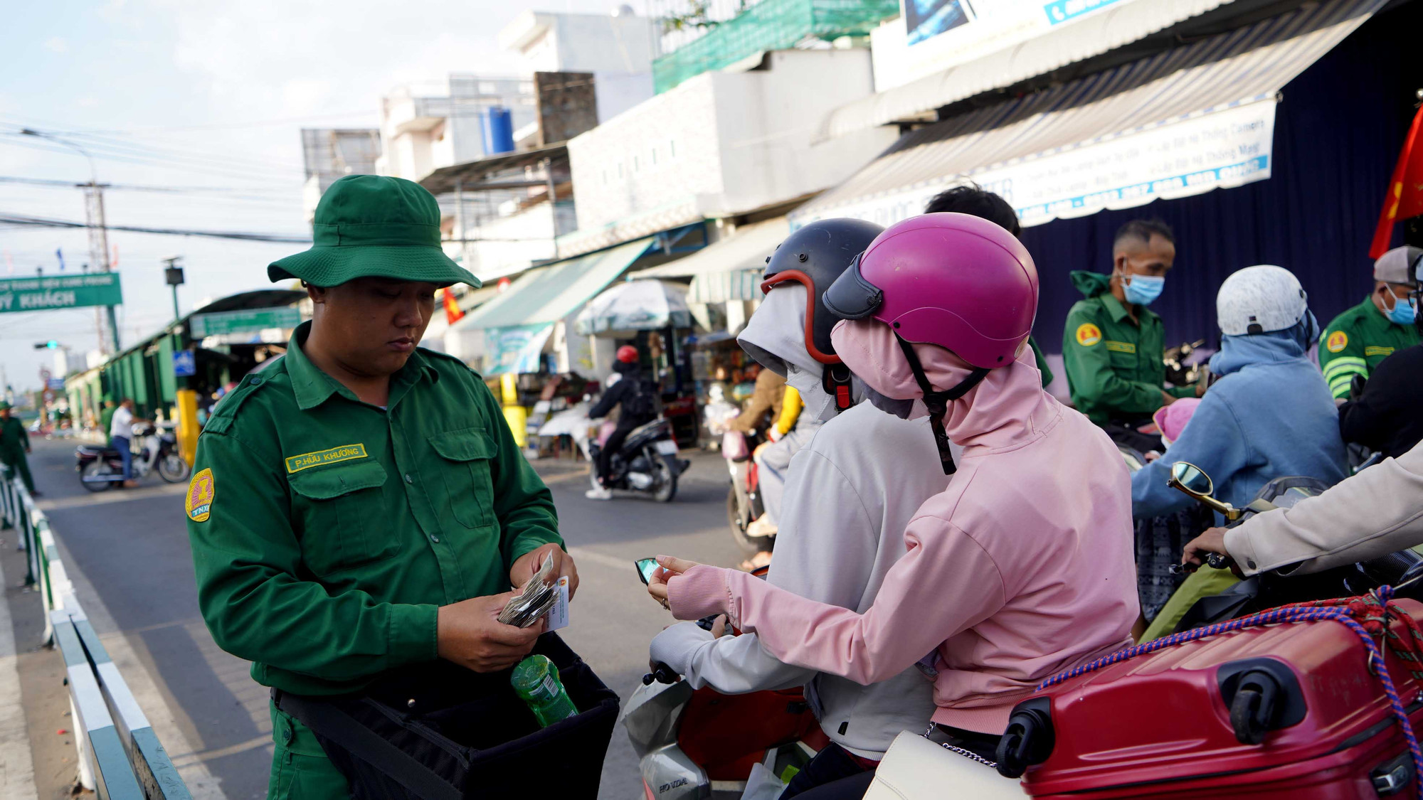 Nhiều nhân viên bến phà được tăng cường đến tận từng phương tiện bán vé trước cho khách, tránh tình trạng phải xếp hàng mua vé vốn làm mất nhiều thời gian. Thời gian lưu thông qua phà vì thế khá nhanh chóng. Mất trung bình khoảng 15-20 phút, các phương tiện và người lưu thông đã có thể qua sông.