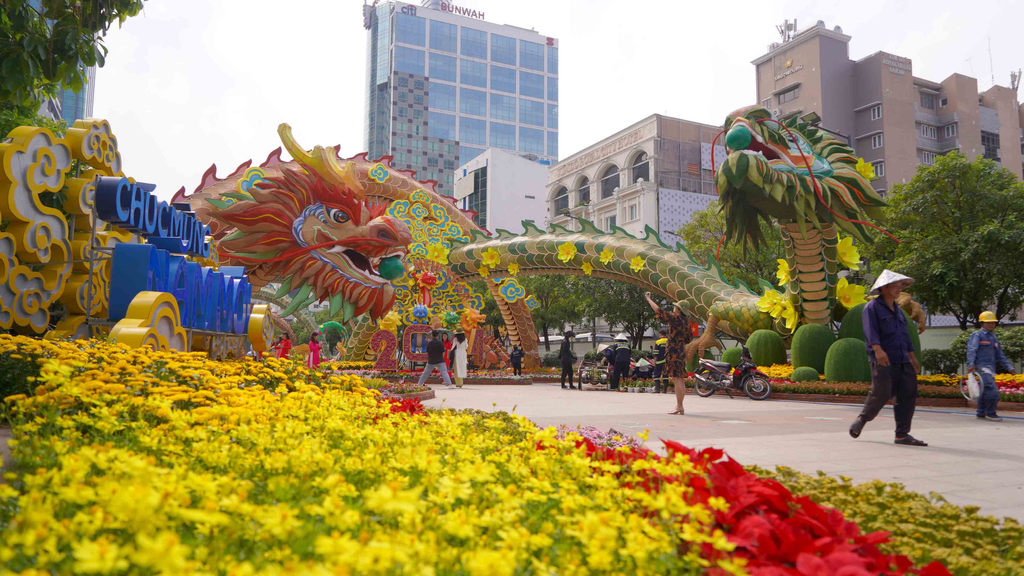 Đặc biệt, năm nay linh vật rồng khổng lồ không chỉ là hình khối tĩnh như các năm trước, phần đầu rồng được thiết kế để cử động linh hoạt, đồng thời còn phát ra âm thanh như tiếng gầm.