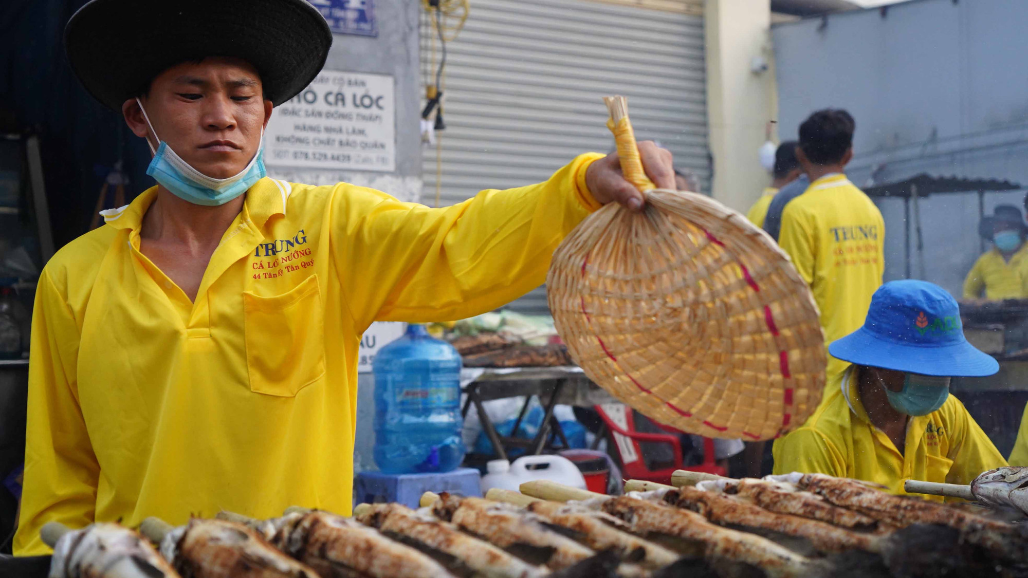 Tùy theo phong tục, tập quán từng vùng miền mà mâm cúng dâng Thần Tài ngày mùng 10 hằng năm sẽ khác nhau.Thế nhưng trong văn hóa người miền nam sẽ luôn phải có cá lóc nướng, mía, thịt heo quay…