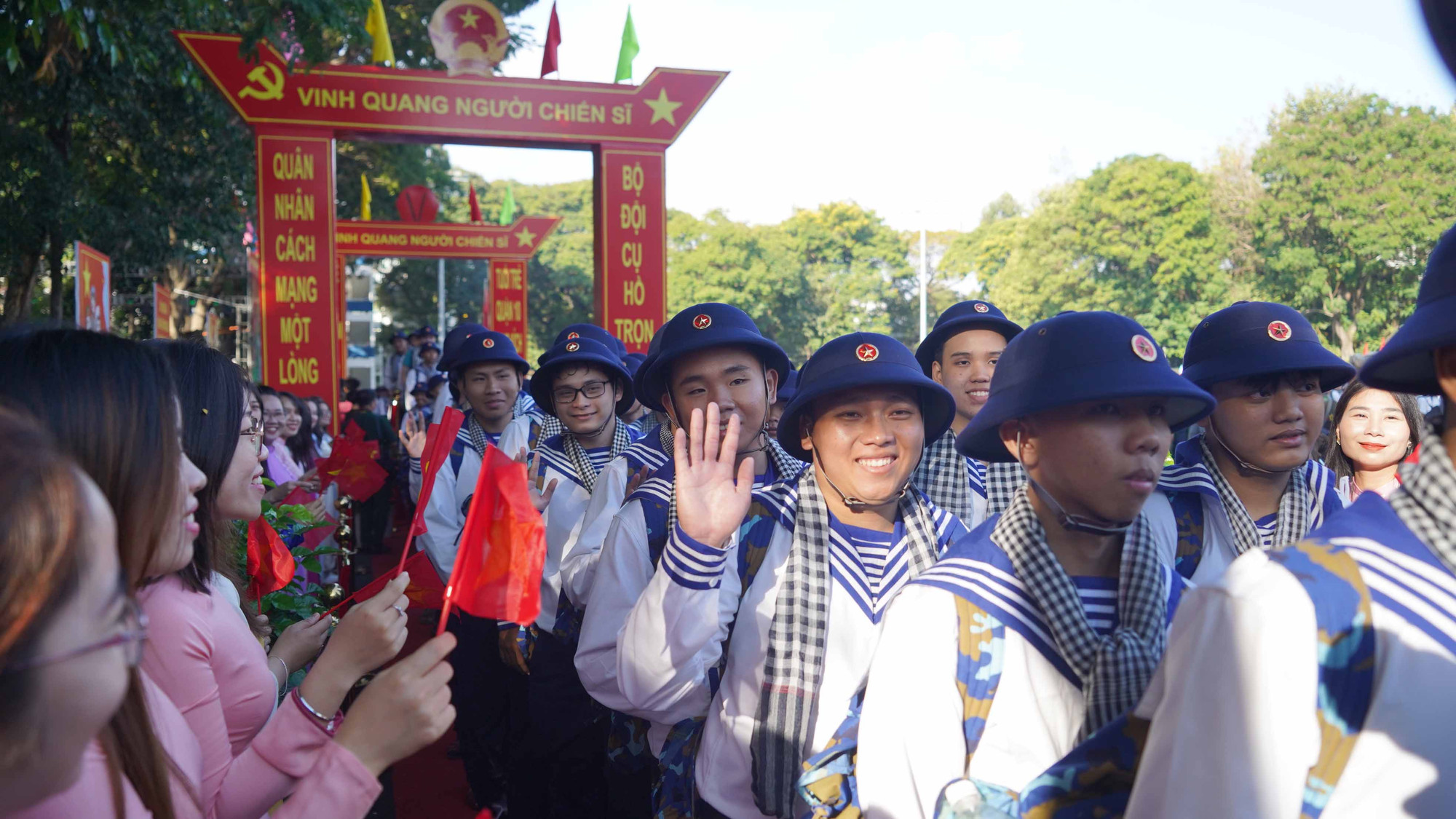 Nụ cười của tân binh khi bước qua cánh cửa Vinh quang người chiến sĩ như lời hứa với gia đình, người thân.