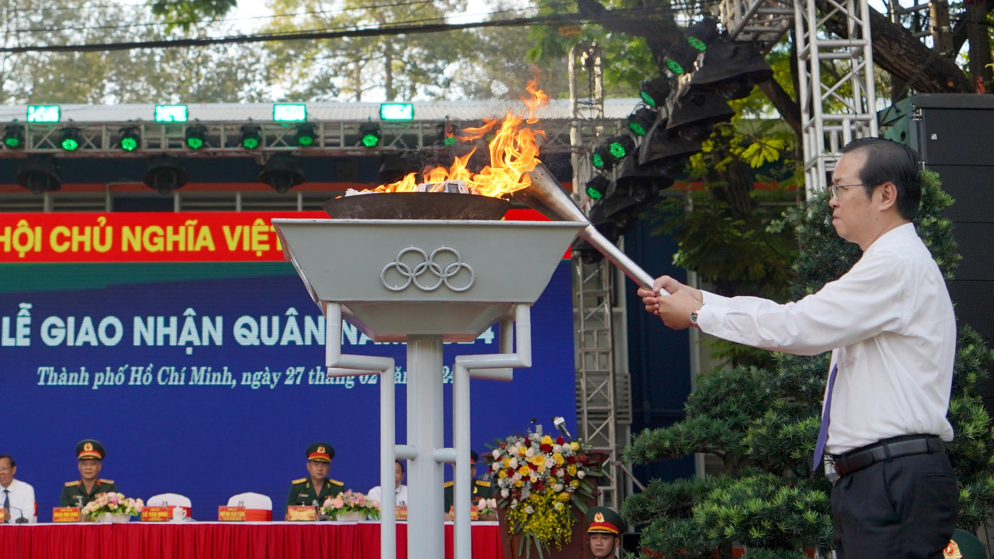 Ông Lê Văn Minh, Bí thư Quận ủy quận 10, thắp ngọn lửa truyền thống trong ngày hội giao quân.