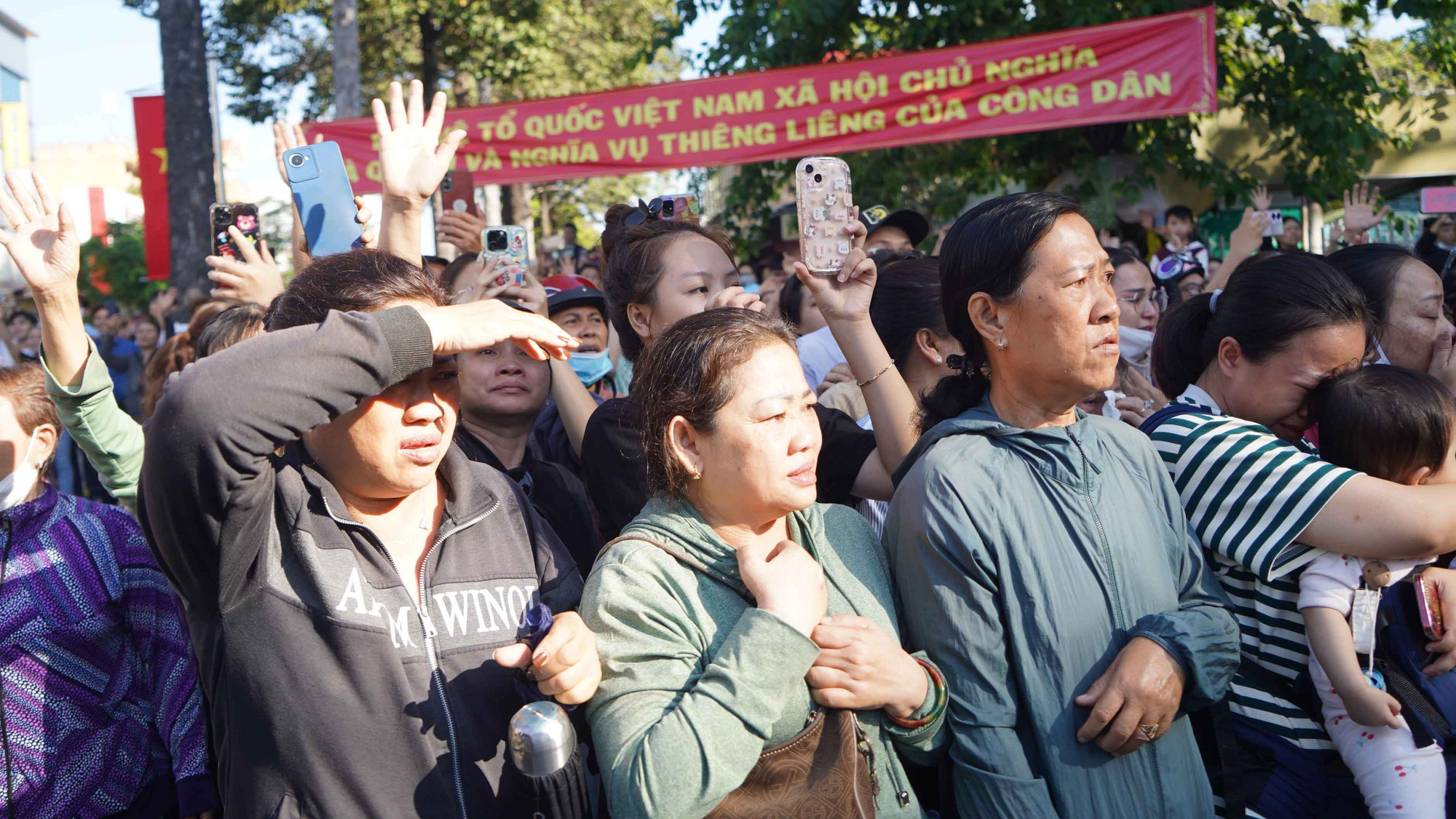 Những nụ cười và cả những giọt nước mắt không của riêng ai trong thời khắc giao, nhận quân năm 2024.