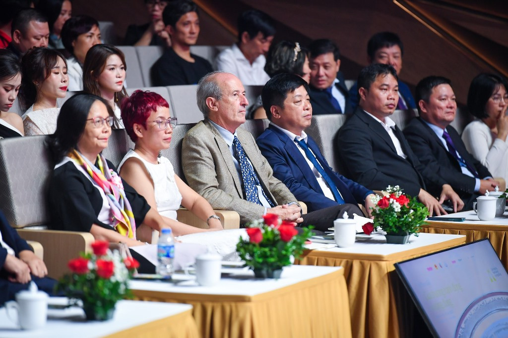 Các đại biểu tham dự Lễ trao giải.