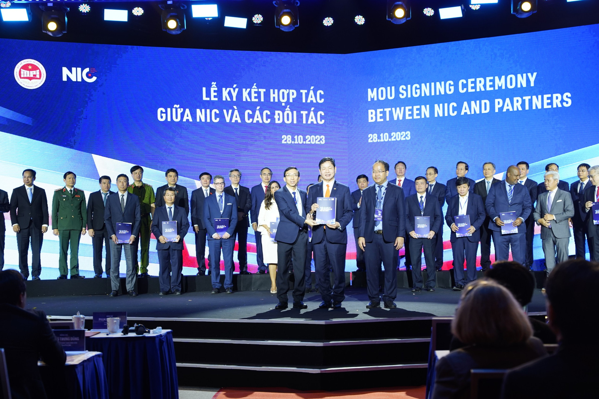 Thành lập Trung tâm Đào tạo bán dẫn Việt Nam nhằm hiện thực hóa mục tiêu 50.000 kỹ sư bán dẫn. Thành lập Trung tâm Đào tạo bán dẫn Việt Nam nhằm hiện thực hóa mục tiêu 50.000 kỹ sư bán dẫn.