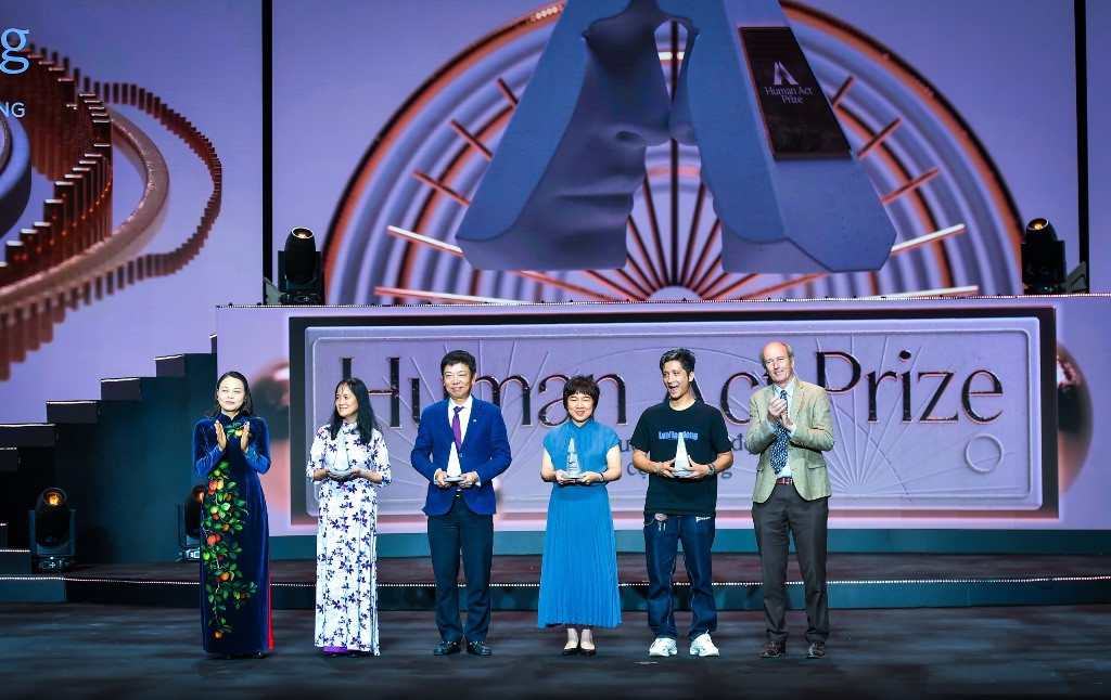 Các dự án đoạt giải Bền bỉ bao gồm: Quỹ sữa Vươn cao Việt Nam, Cùng Sen Vàng kết nối yêu thương, Hope Foundation và Tắt đèn bật ý tưởng.