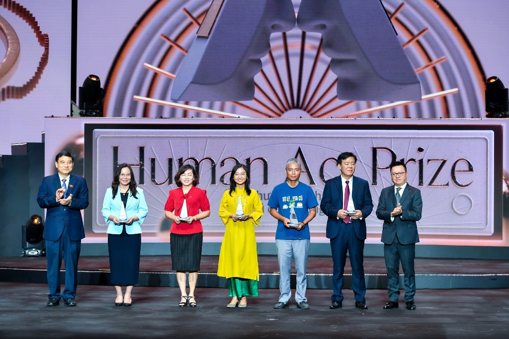 Ông Lê Quốc Minh, Ủy viên Trung ương Đảng, Tổng Biên tập Báo Nhân Dân, Phó Trưởng Ban Tuyên giáo Trung ương, Chủ tịch Hội Nhà báo Việt Nam, Trưởng Ban Tổ chức Giải thưởng và ông Nguyễn Đắc Vinh, Ủy viên Trung ương Đảng, Ủy viên Ủy ban Thường vụ Quốc hội, Chủ nhiệm Ủy ban Văn hóa, Giáo dục của Quốc hội trao Giải Dự án Bền vững cho 5 sáng kiến, bao gồm: GreenPlan, Kinh tế tuần hoàn nhựa, Quỹ PTBV Six Senses Ninh Vân Bay, Dự án Nhà an toàn Canh tác lúa thông minh thích ứng với biến đổi khí hậu vùng Đồng bằng sông Cửu Long.