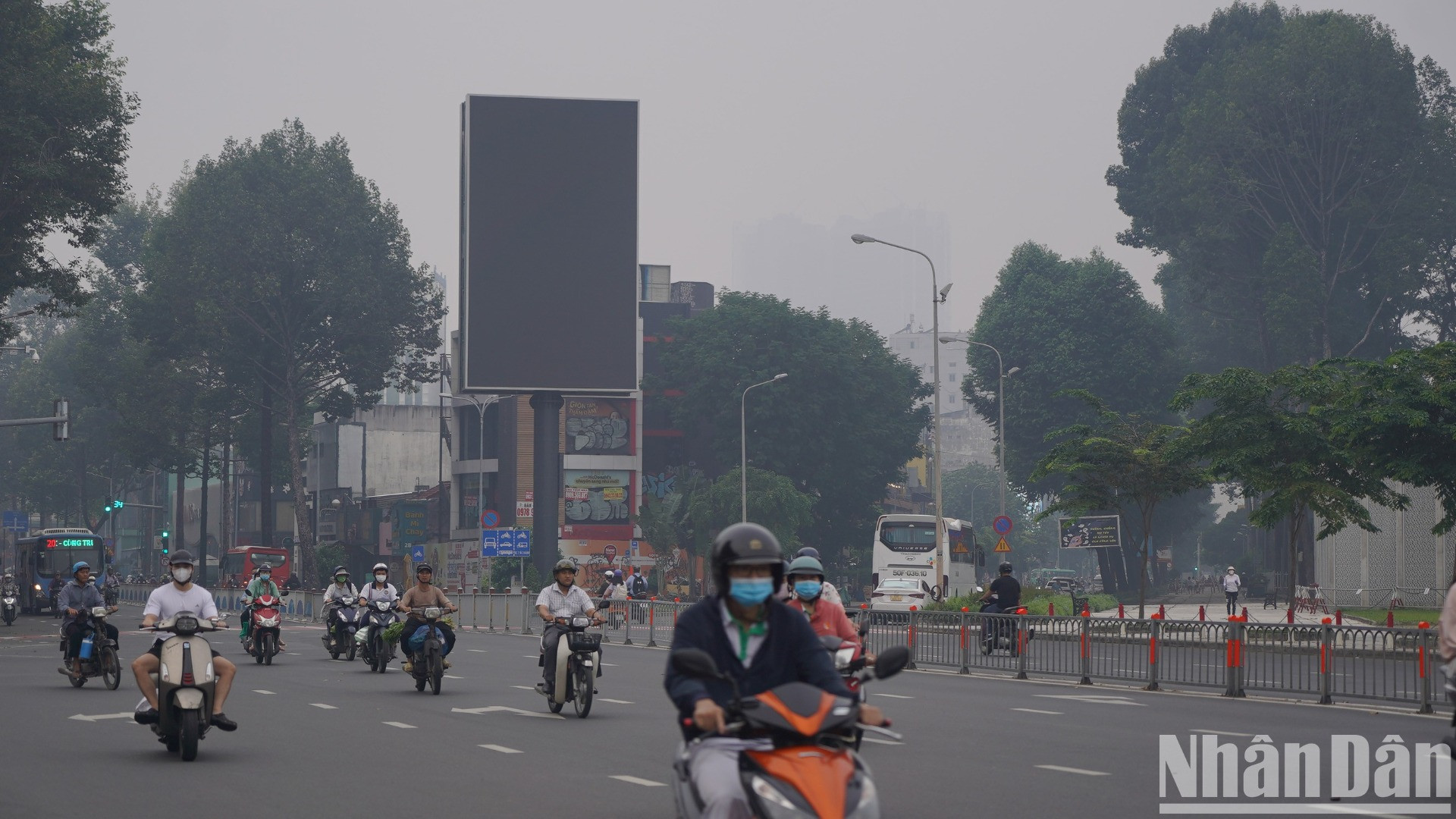 Người dân di chuyển trên trục đường Trần Hưng Đạo, quận 1.