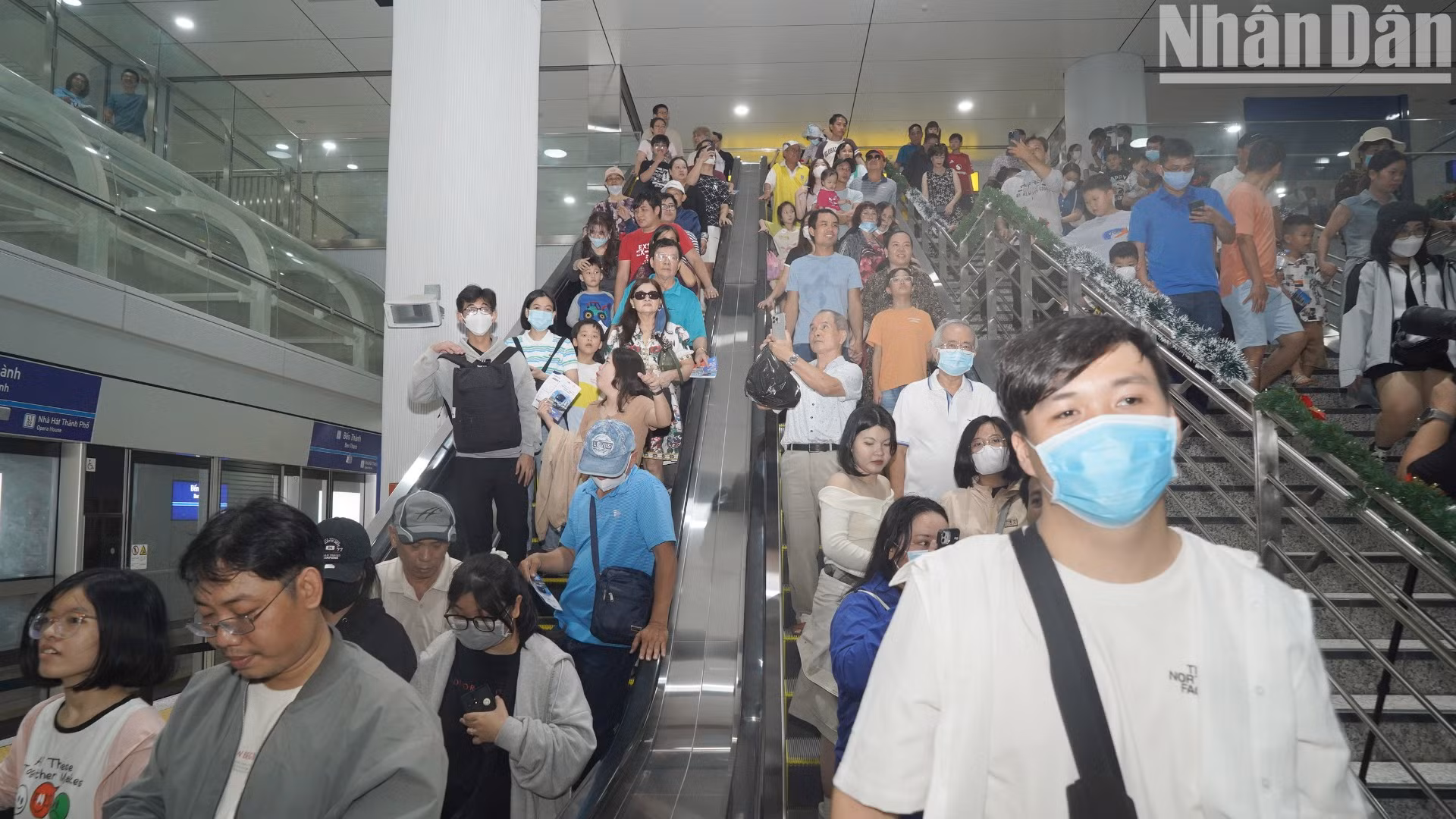 Khung cảnh náo nhiệt ngày đầu tiên vận hành tại đường xuống kê ga ngầm Bến Thành (thuộc tuyến metro số 1) lúc 10 giờ 30 phút.